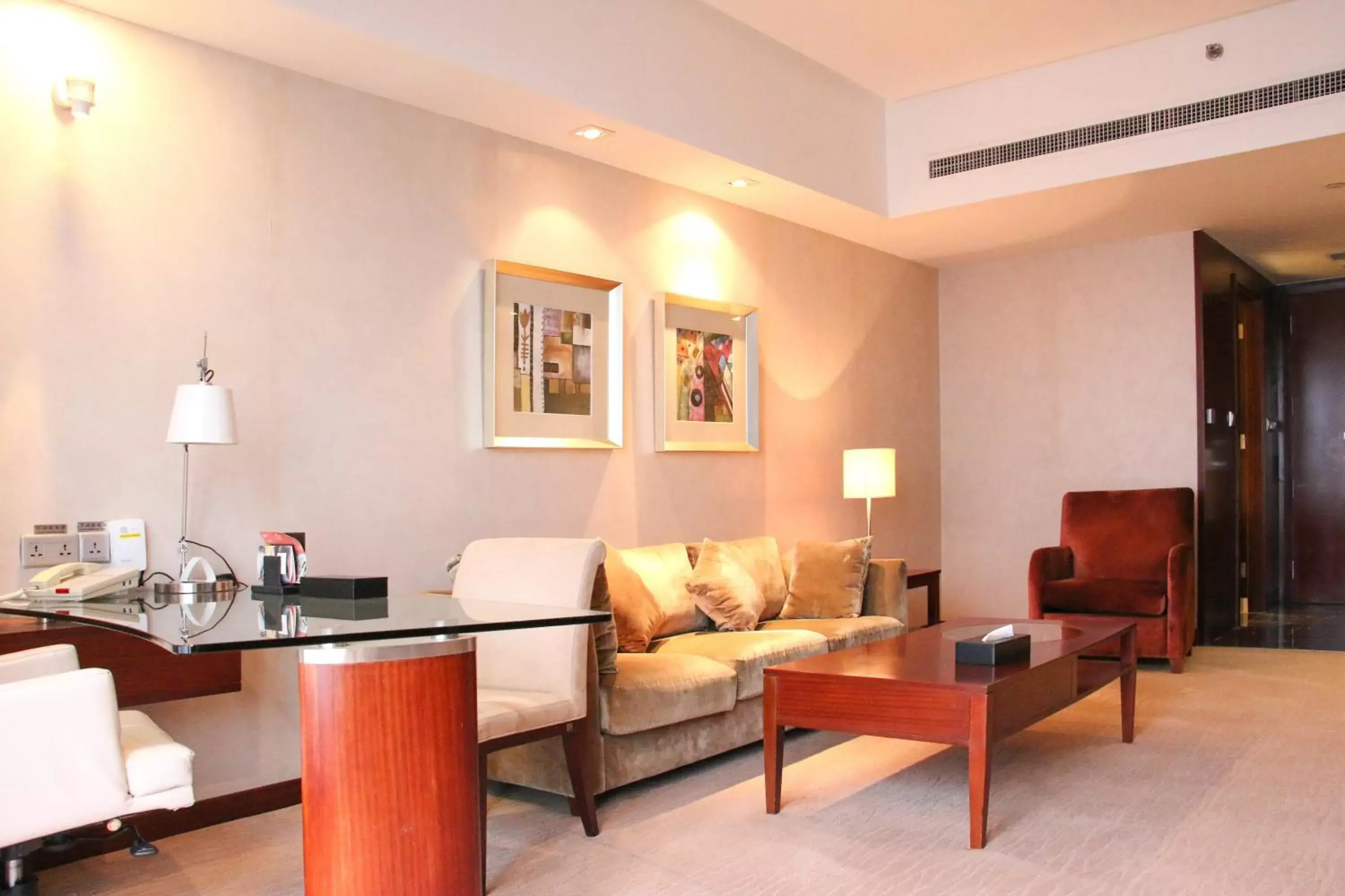 Bedroom, Seating Area in Crowne Plaza Yantai Sea View, an IHG Hotel