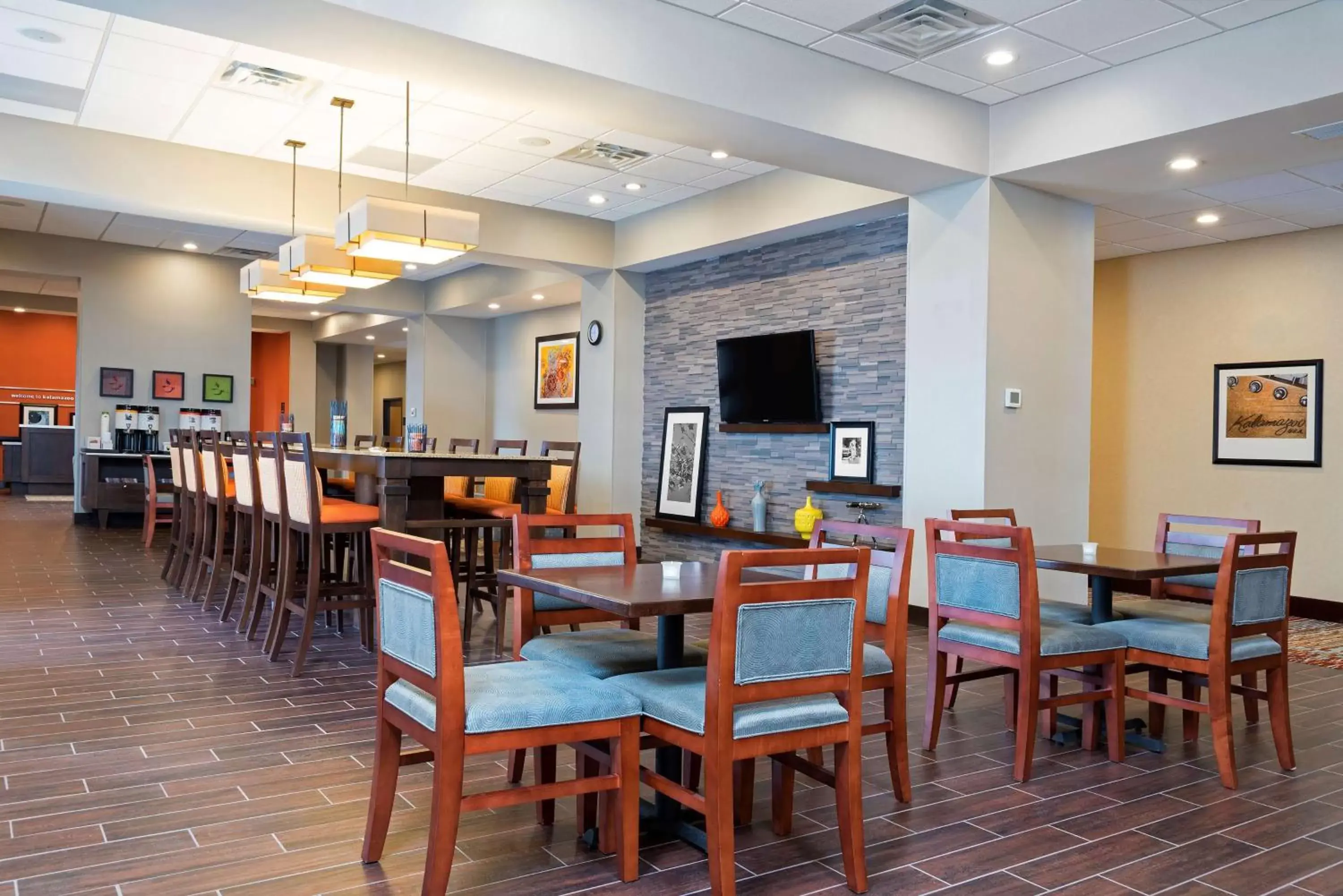 Lobby or reception, Restaurant/Places to Eat in Hampton Inn Kalamazoo