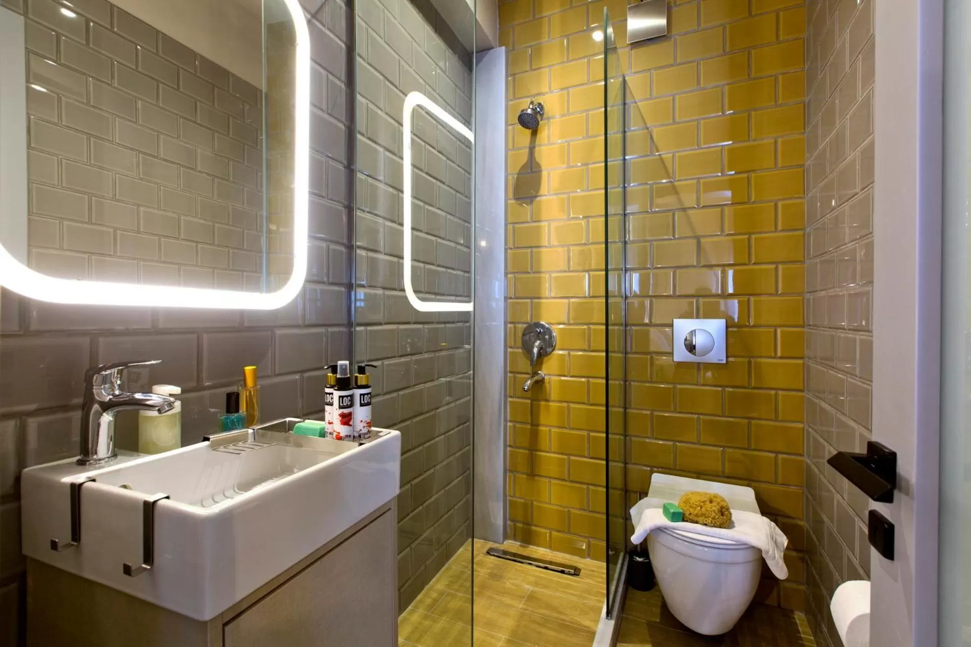 Shower in LOC HOSPITALITY Urban Suites