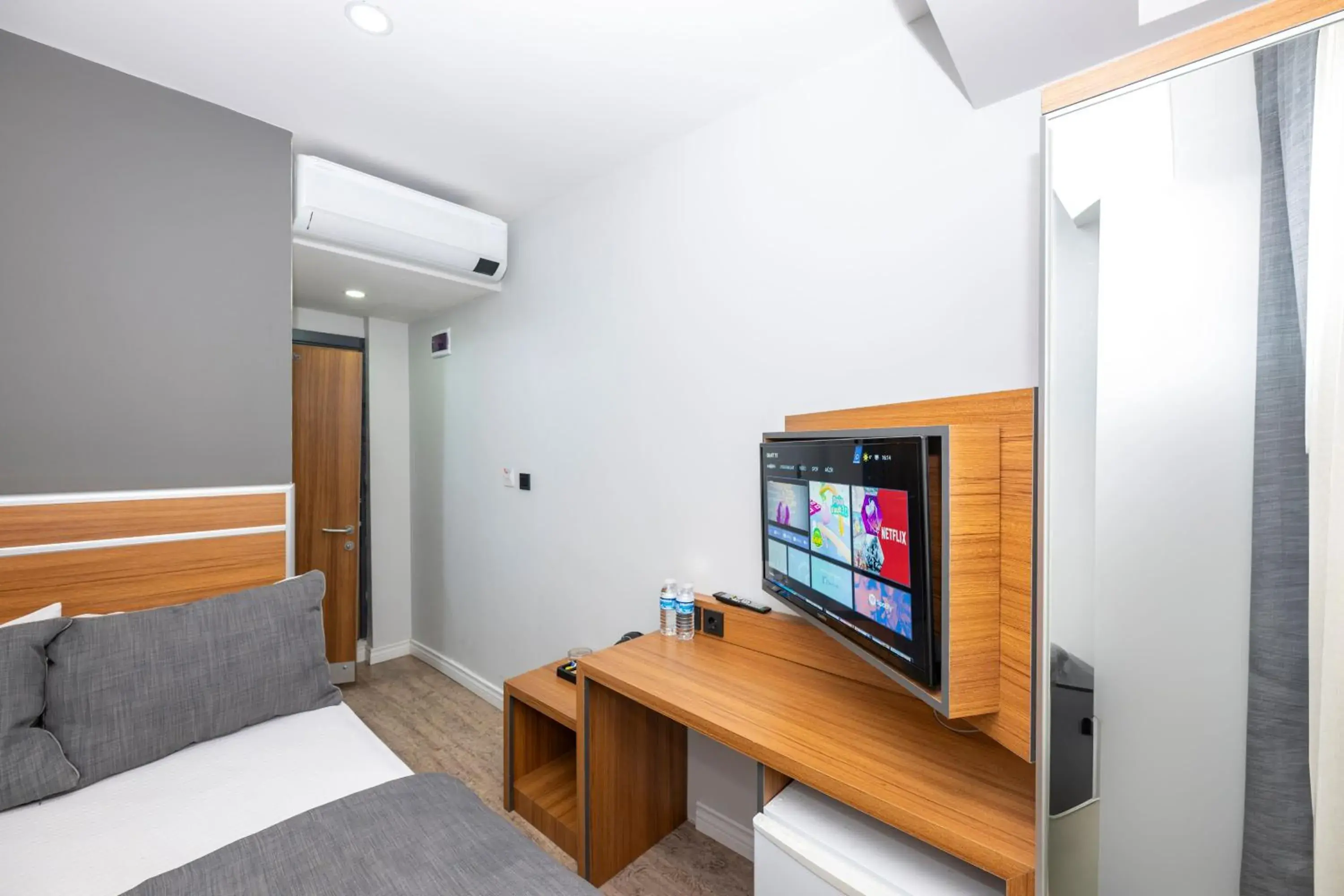 Bed, TV/Entertainment Center in Mayza Otel