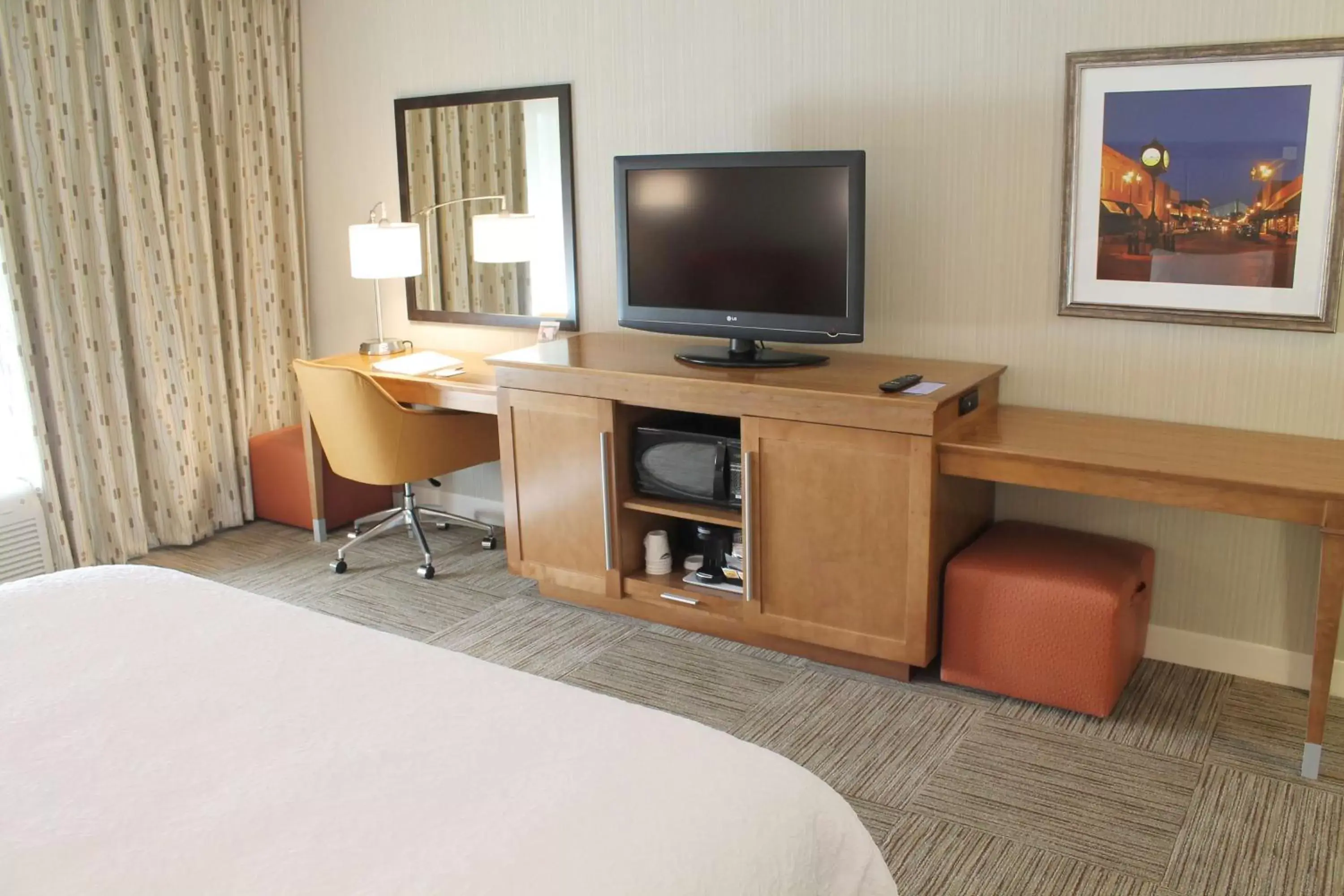 Bed, TV/Entertainment Center in Hampton Inn Cape Girardeau I-55 East, MO