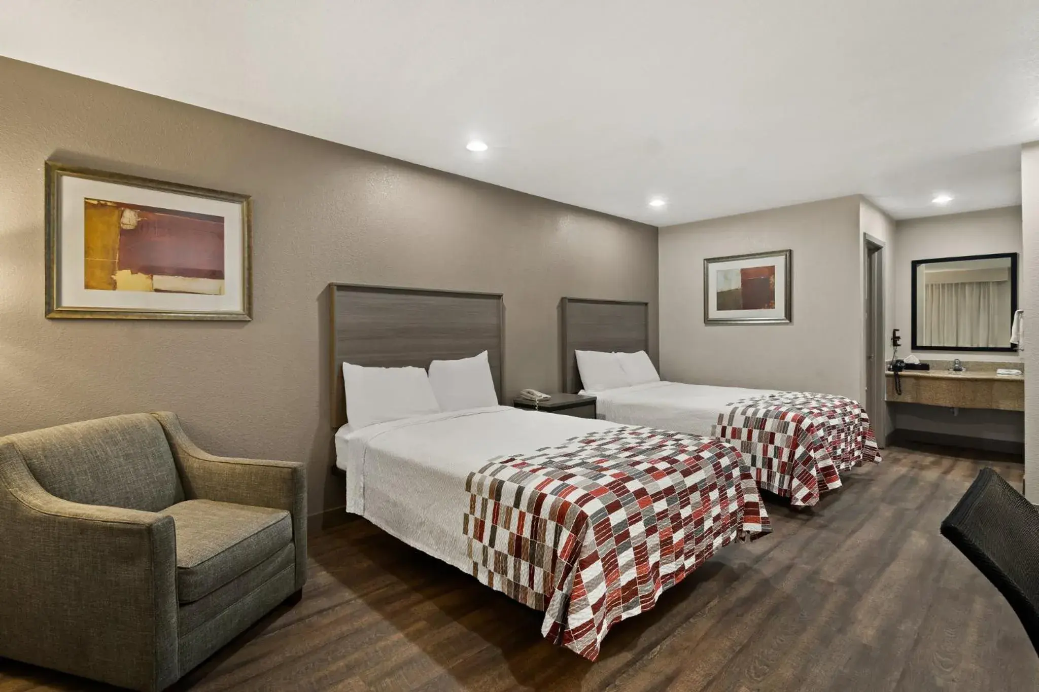 Photo of the whole room, Bed in Red Roof Inn & Suites Irving - DFW Airport South