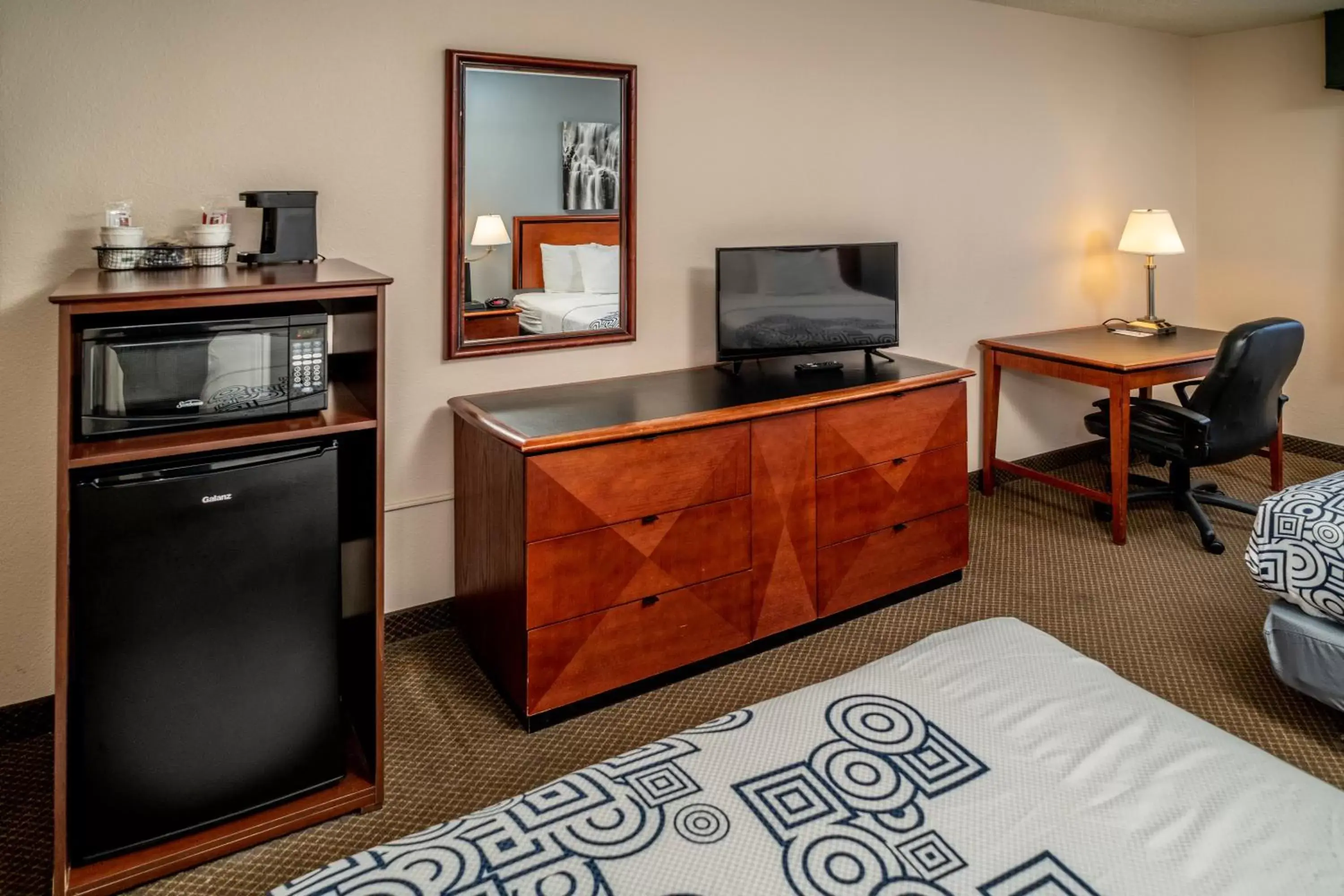 TV and multimedia, TV/Entertainment Center in Best Western Huntington Mall Inn