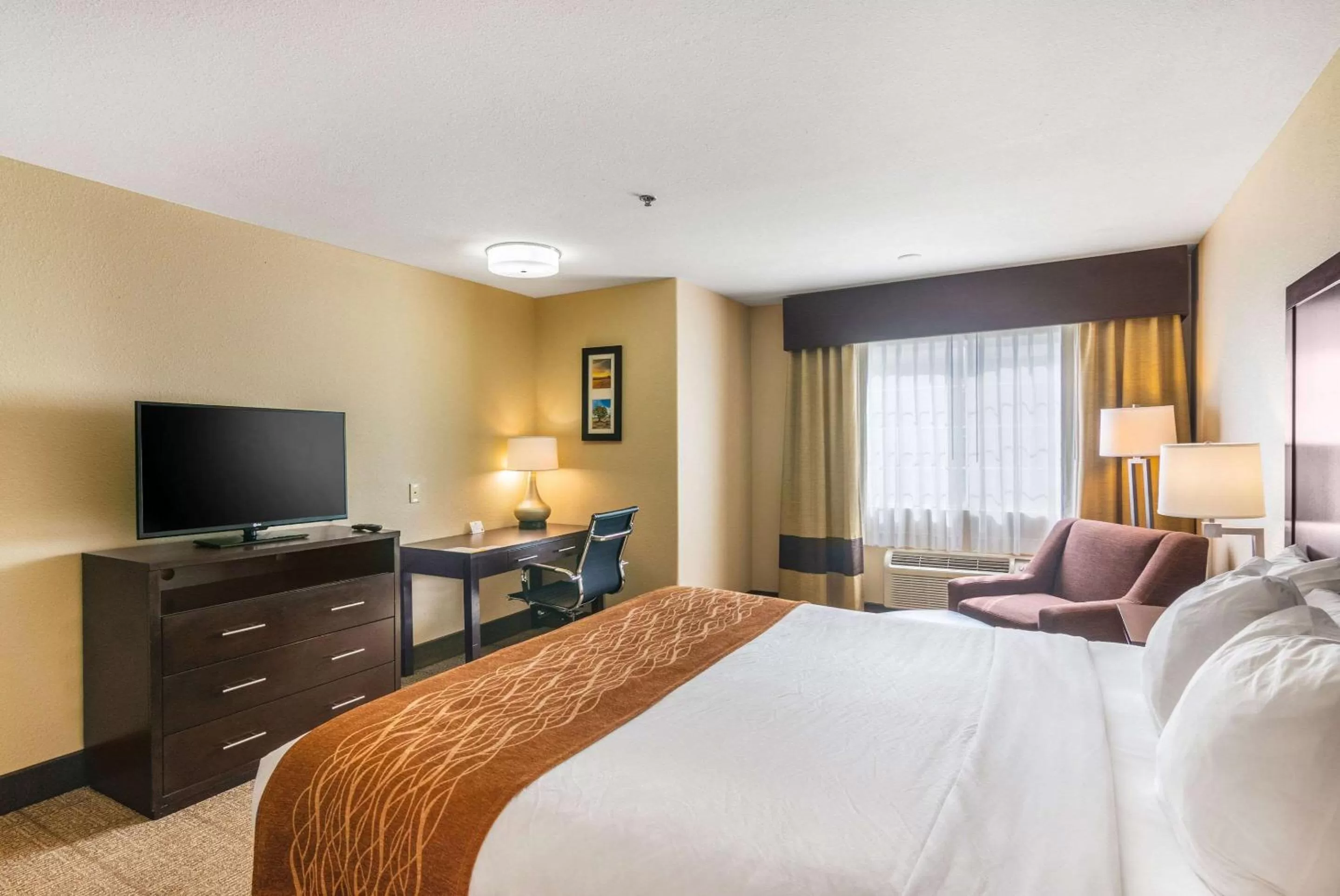 Photo of the whole room, Bed in Comfort Inn & Suites