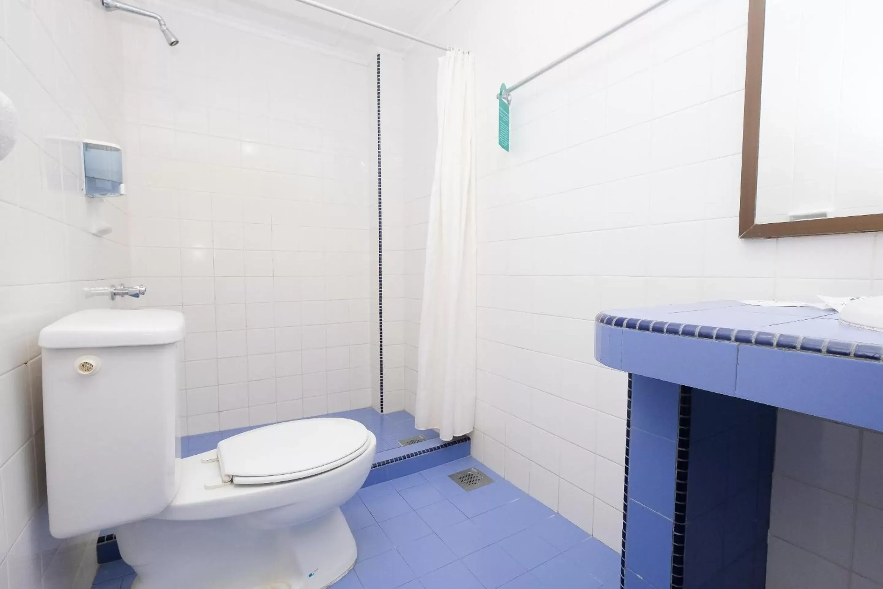 Bathroom in Super OYO 1236 Hotel Green Park