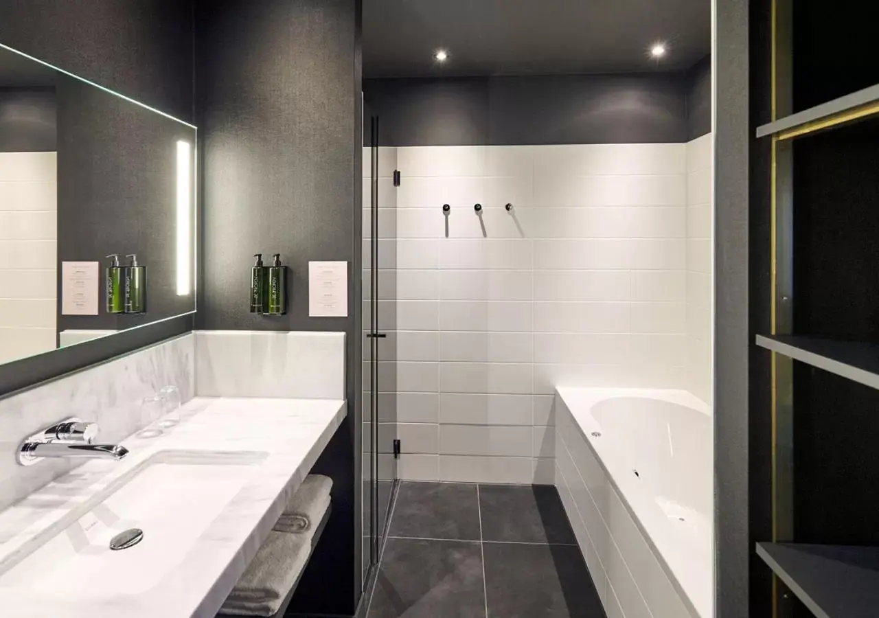 Bathroom in Van der Valk Hotel Amsterdam - Amstel