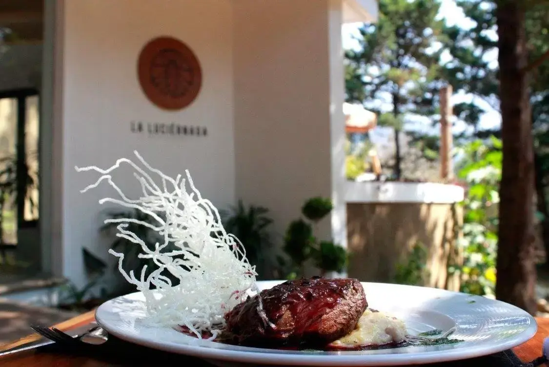 Restaurant/places to eat in Hotel Bosques del Sol Suites