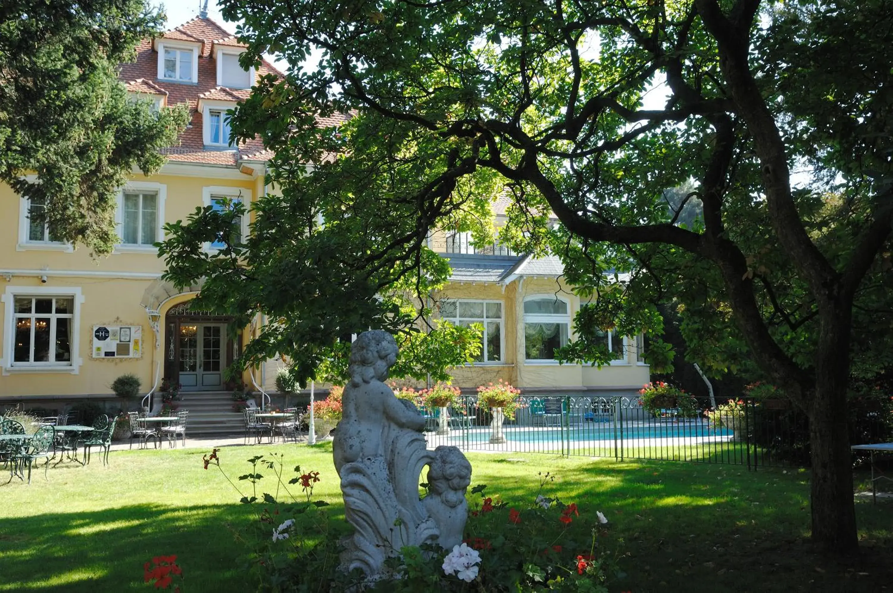 Garden, Property Building in Hotel Restaurant Du Parc