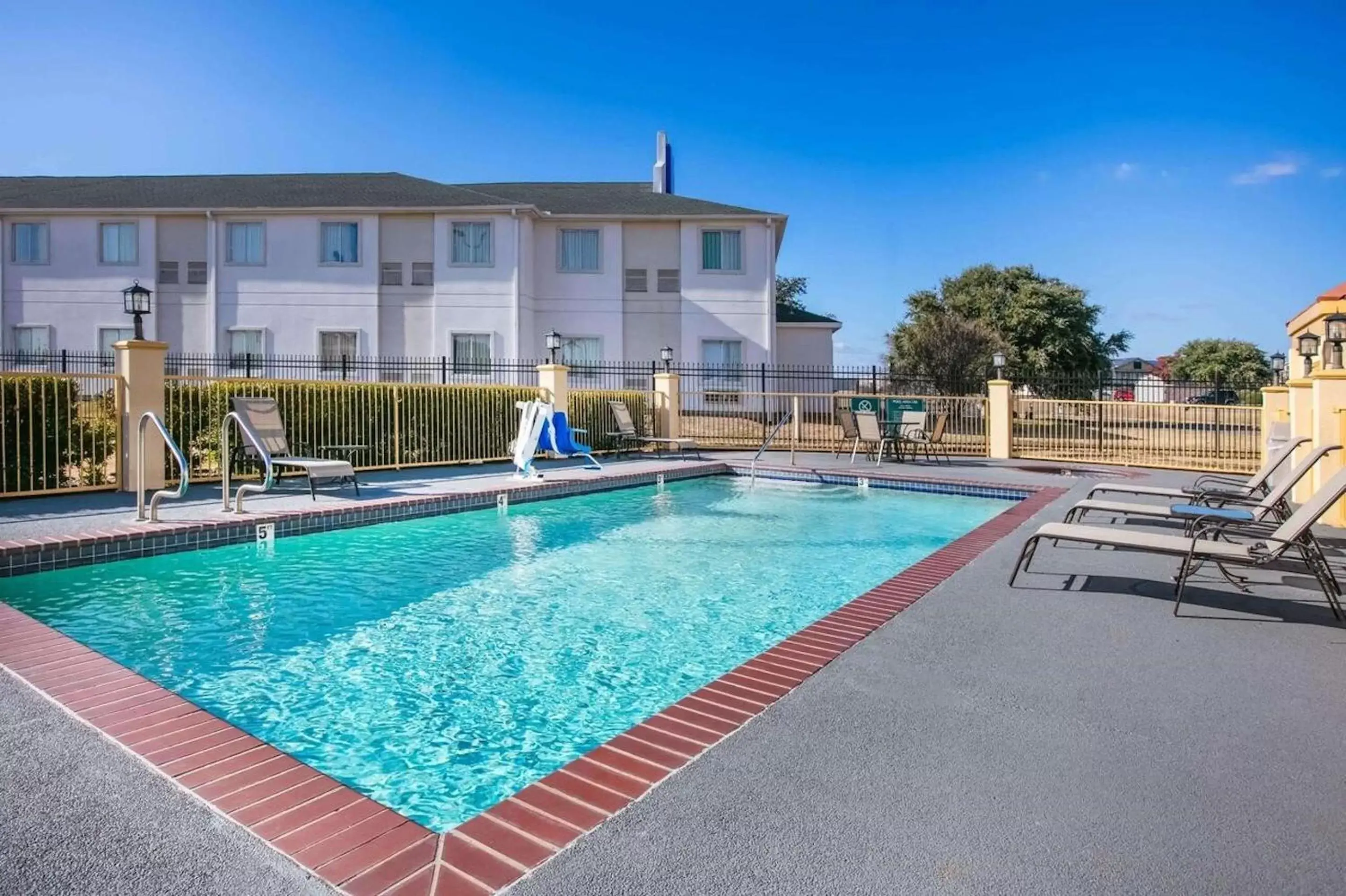 Swimming pool in Red Roof Inn Terrell Swimming pool in Red Roof Inn Terrell