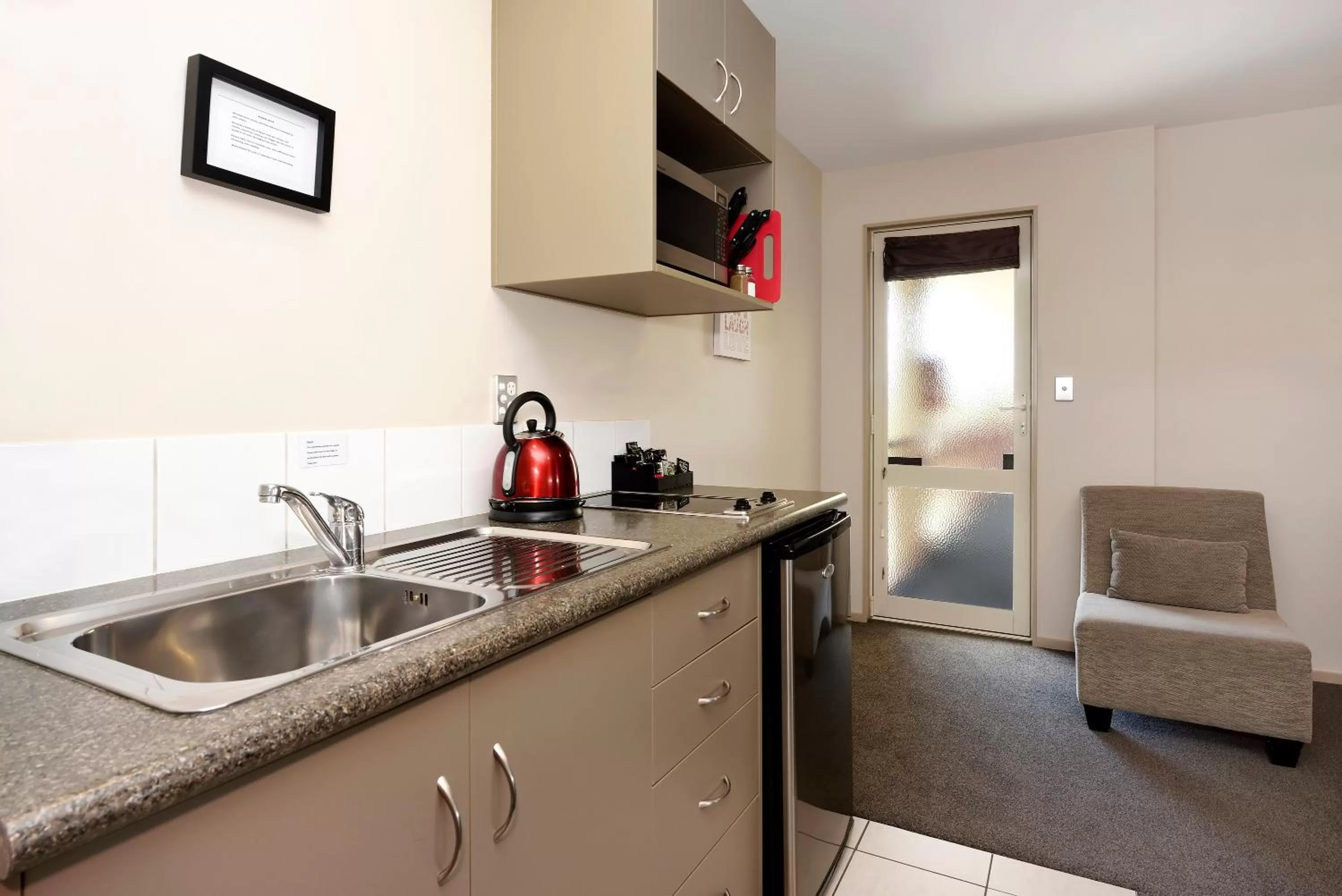 Kitchen or kitchenette in 171 On High Motel