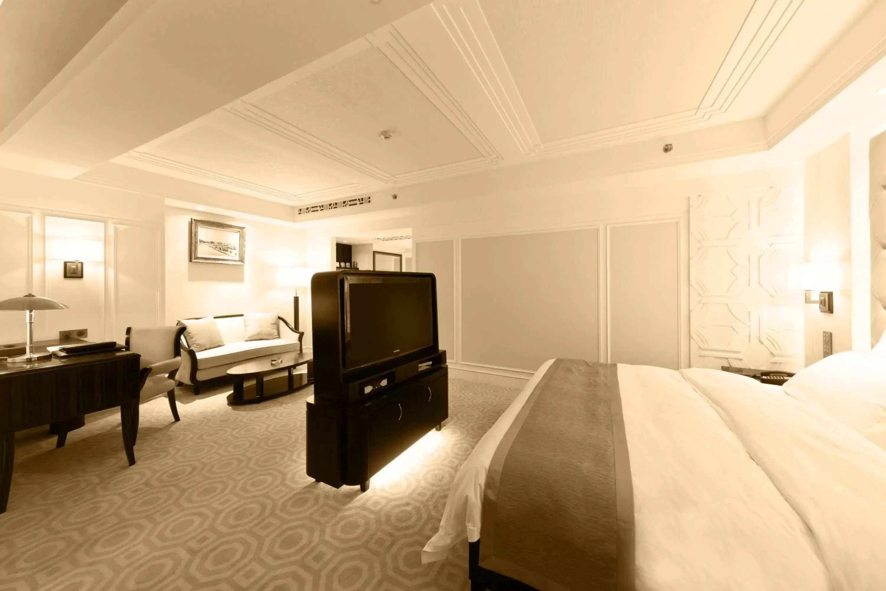 Bed, TV/Entertainment Center in Paramount Gallery Hotel