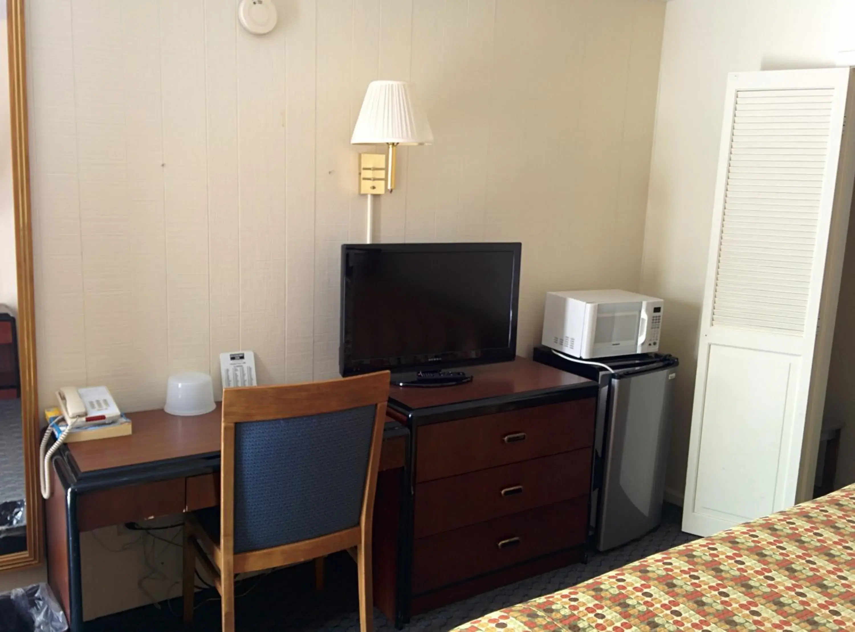 TV and multimedia, TV/Entertainment Center in Economy Inn Toledo-Perrysburg