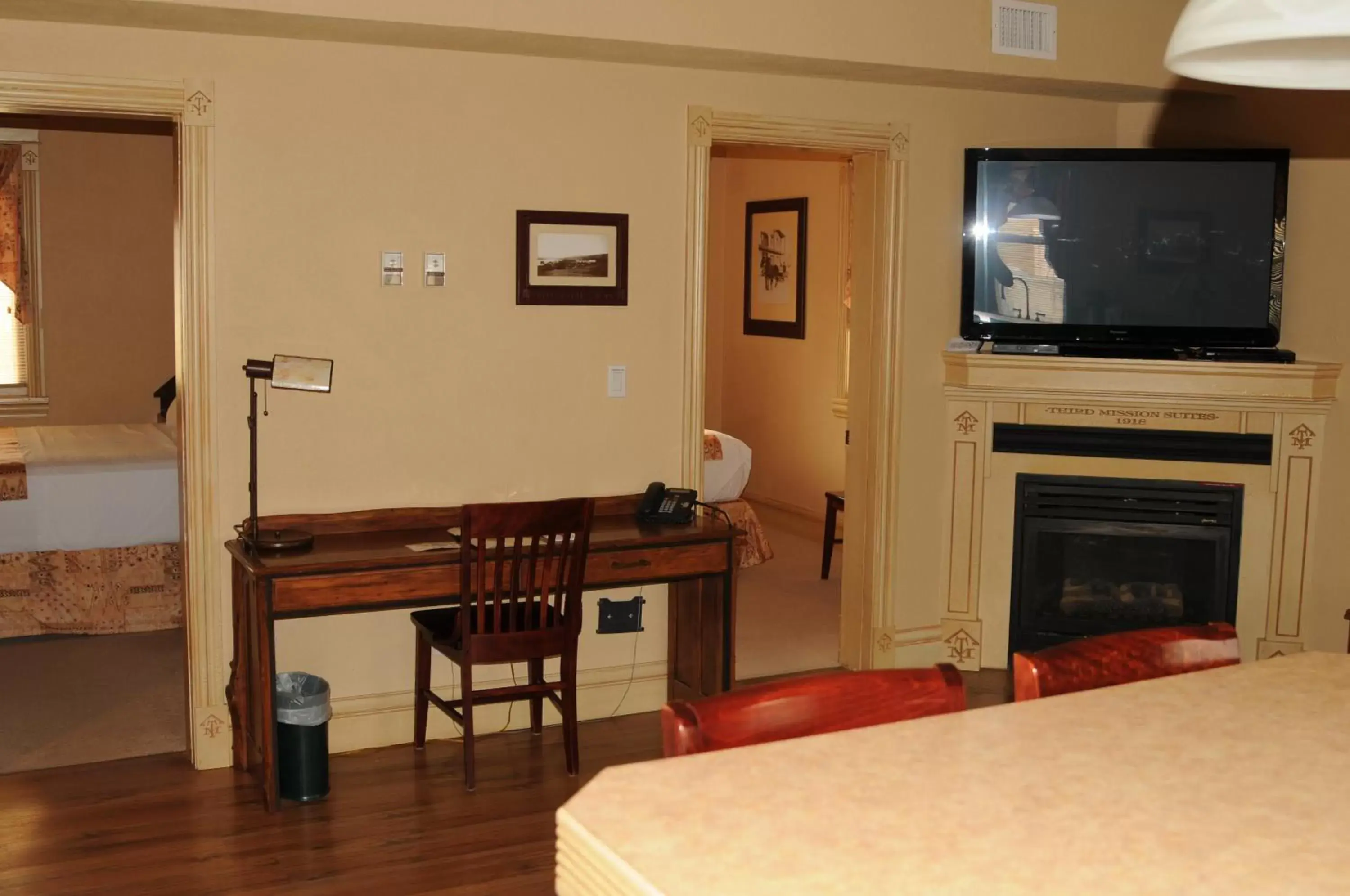 Dining area, TV/Entertainment Center in Third Mission Heritage Suites