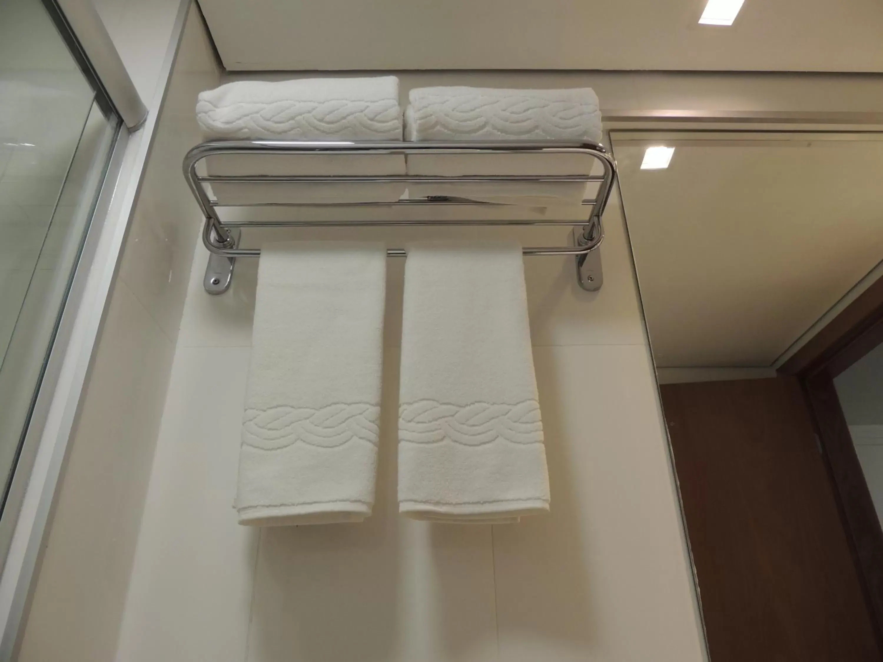 Bathroom, Bed in Allia Gran Pampulha Suites