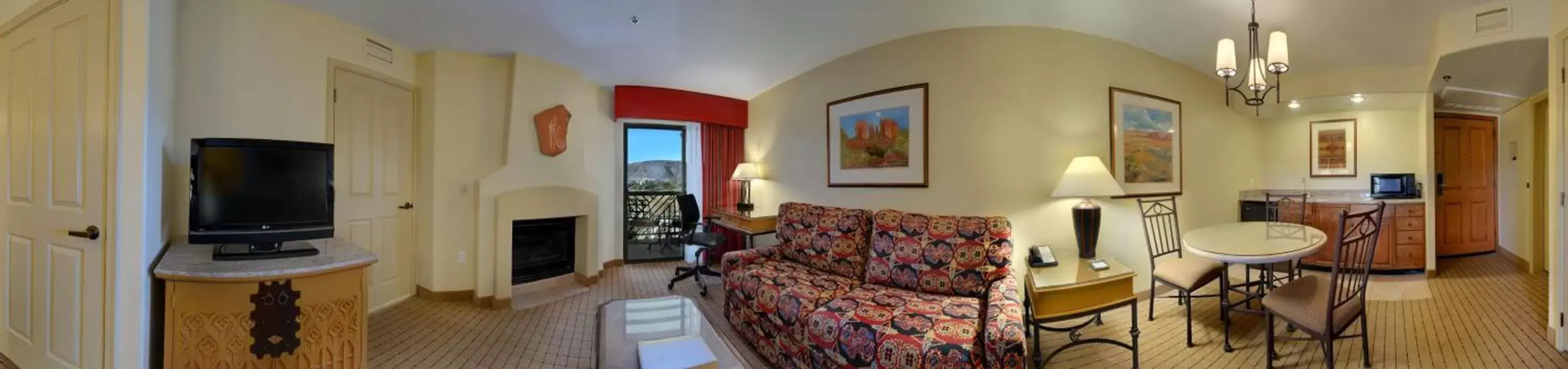 Living room, Dining Area in Hilton Sedona Resort at Bell Rock