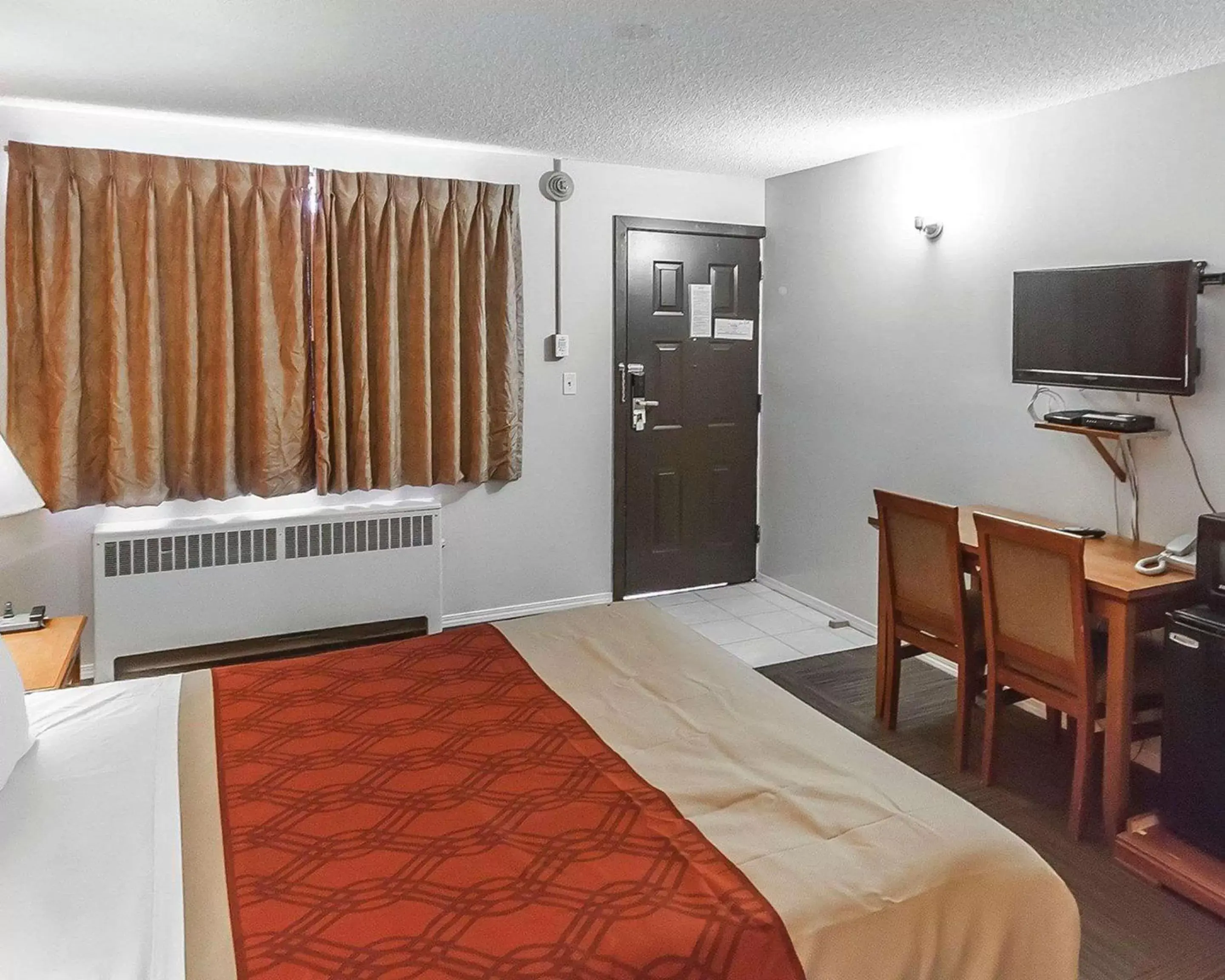 Photo of the whole room, Bed in Econo Lodge Inn & Suites Drumheller