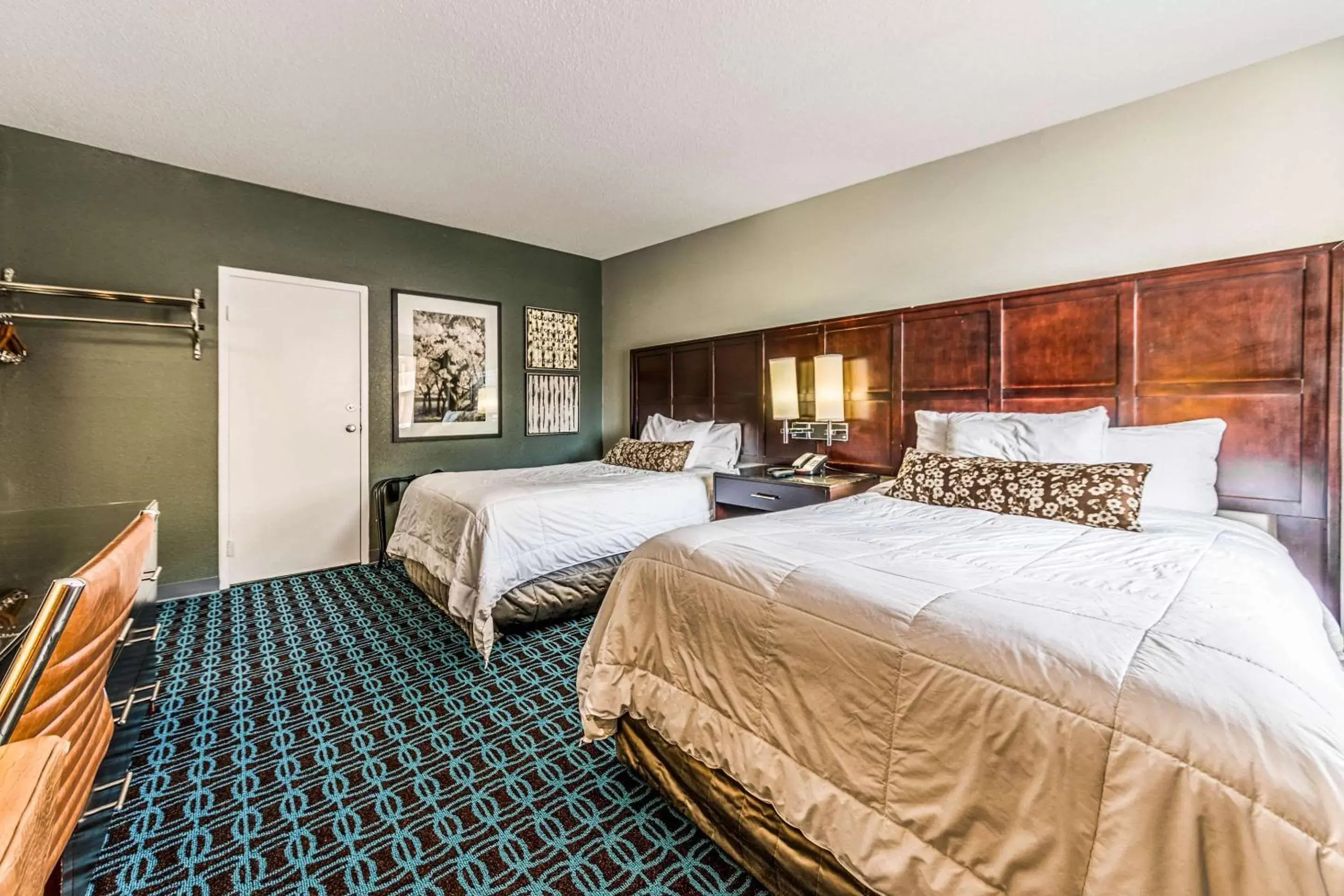 Photo of the whole room, Bed in Rodeway Inn Conference Center Montgomeryville