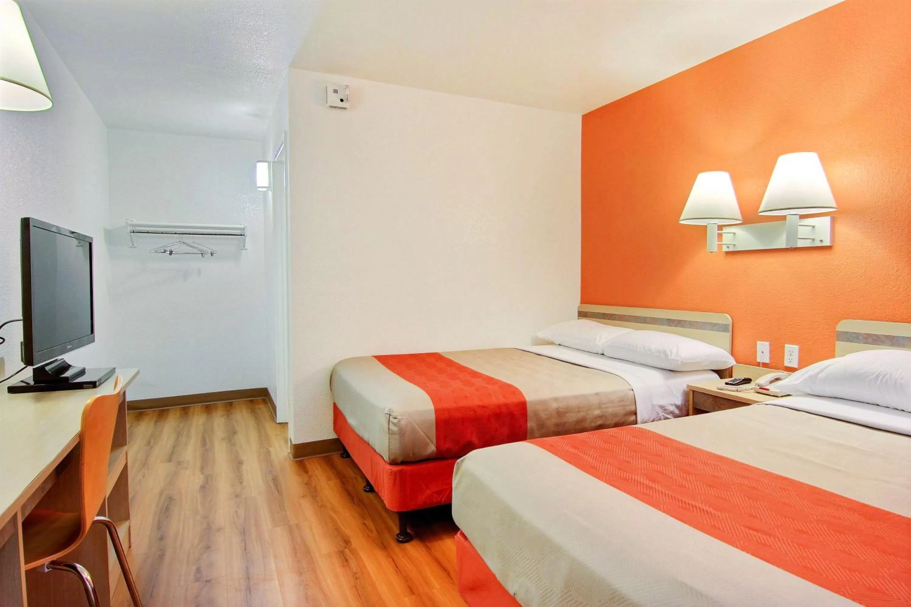 Photo of the whole room, Bed in Motel 6-Kingsville, TX