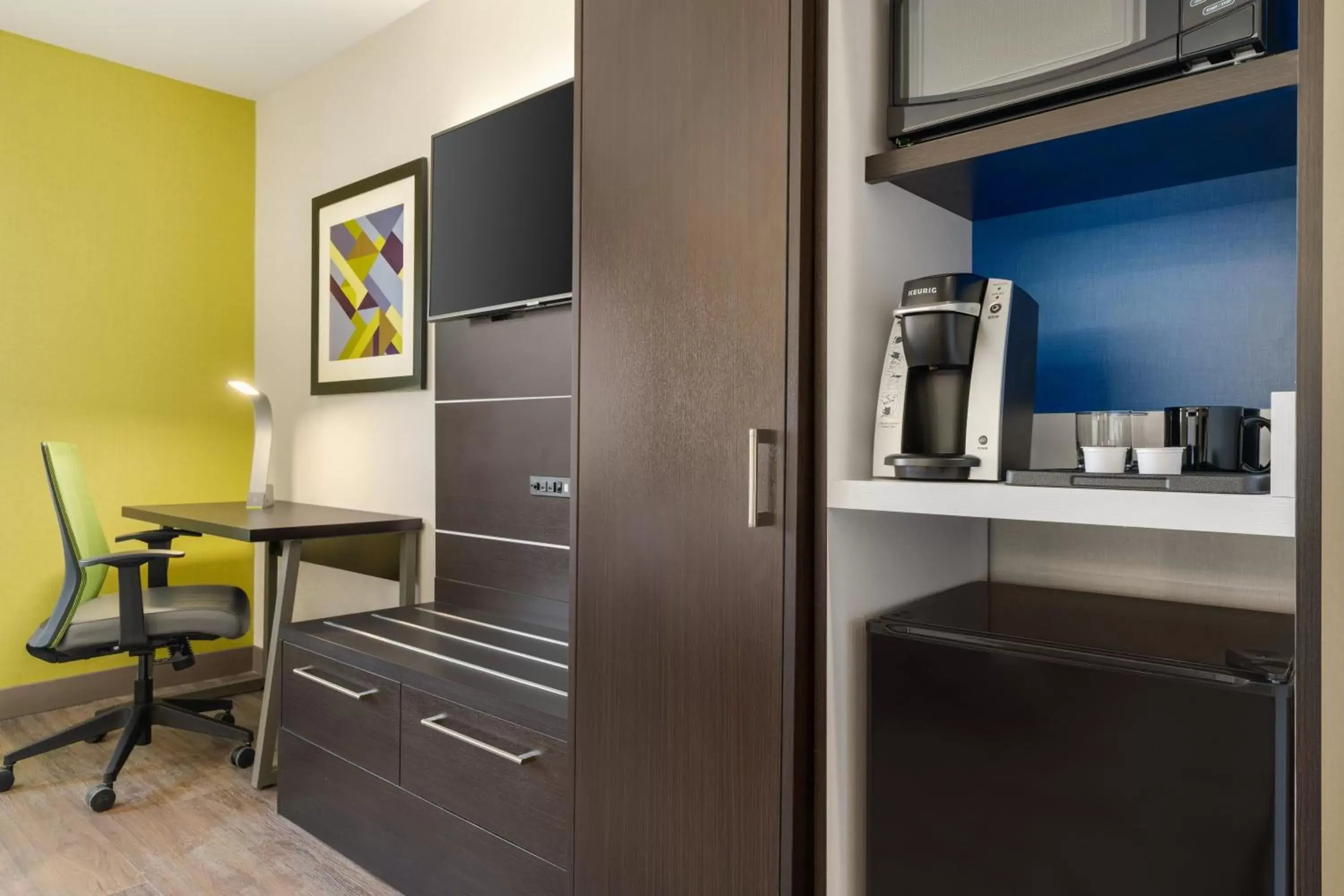 Photo of the whole room, Kitchen/Kitchenette in Holiday Inn Express - Jamaica - JFK AirTrain - NYC, an IHG Hotel