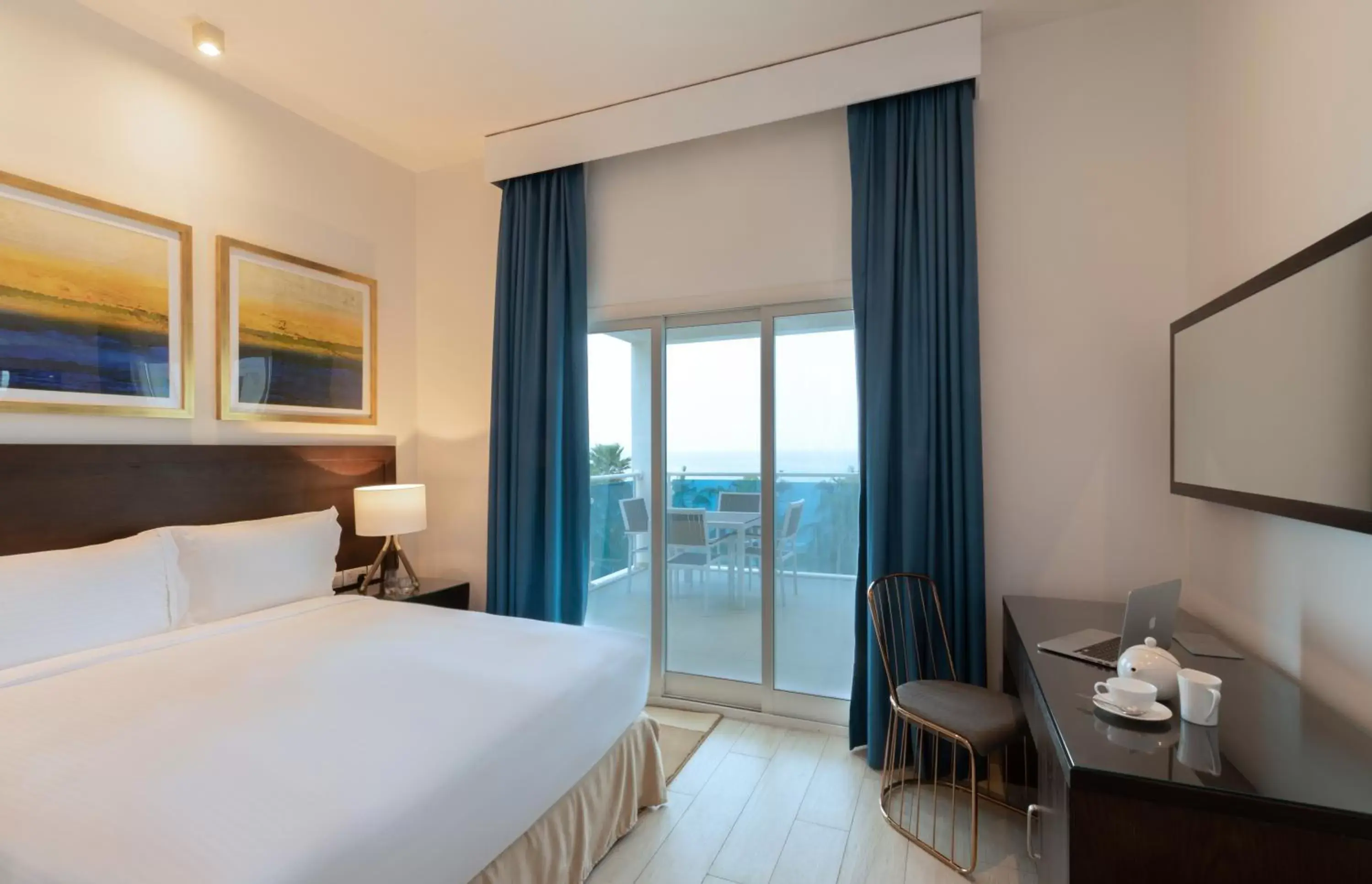 Bedroom, Bed in Radisson Blu Resort, Fujairah