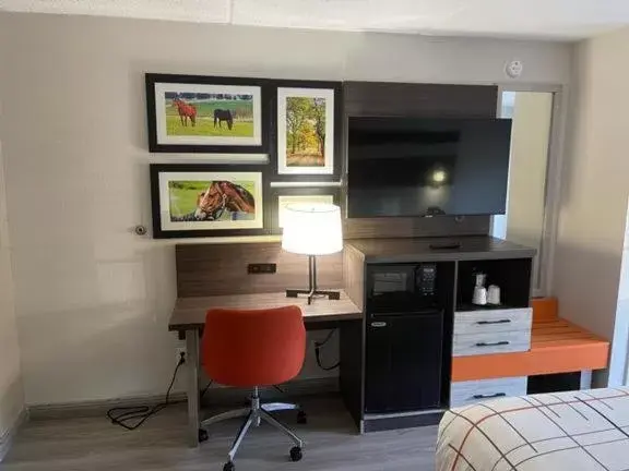 Kitchen/Kitchenette in La Quinta Inn Lexington-Horse Park