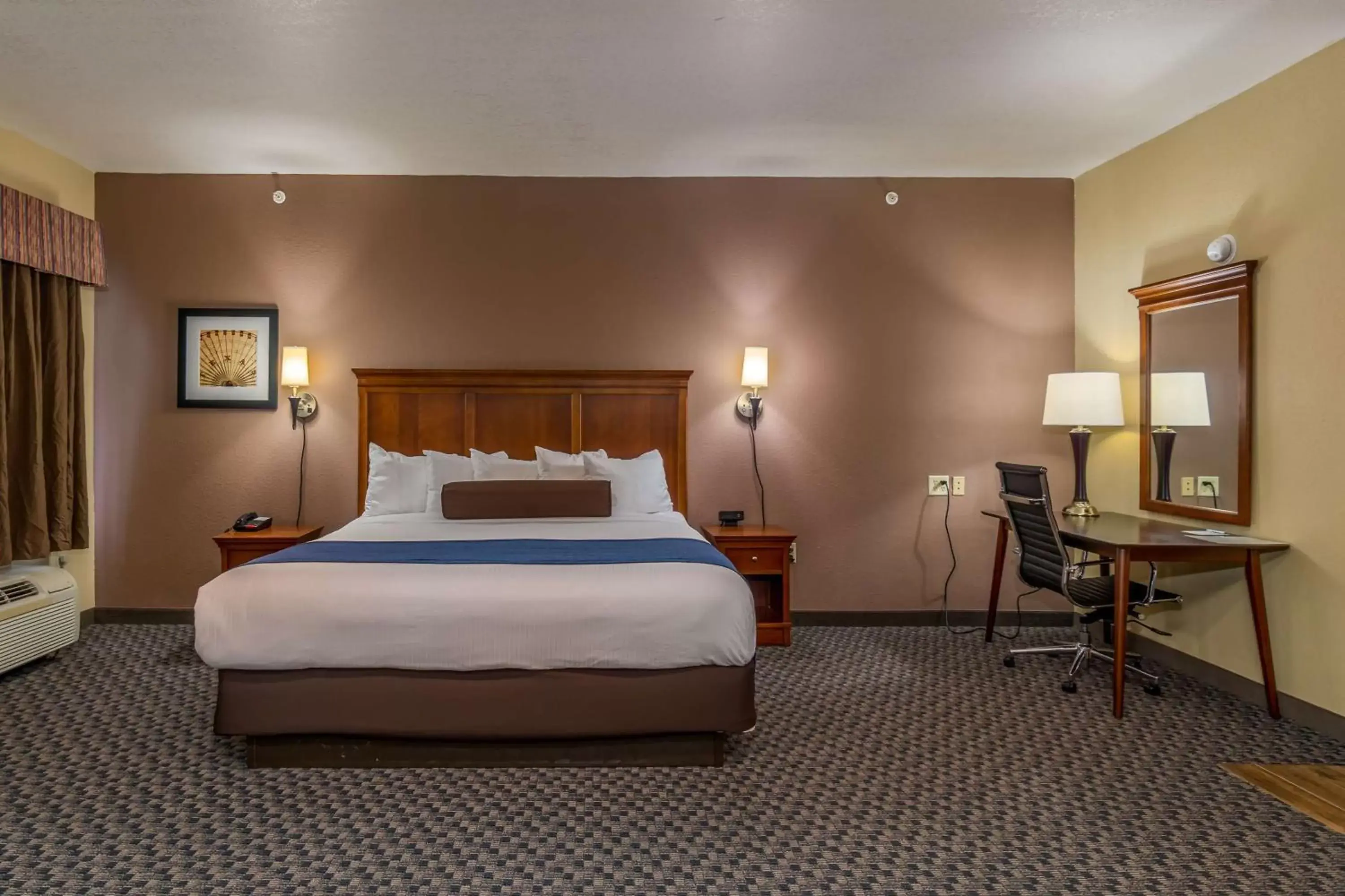 Photo of the whole room, Bed in Best Western Plus Shamrock Inn & Suites