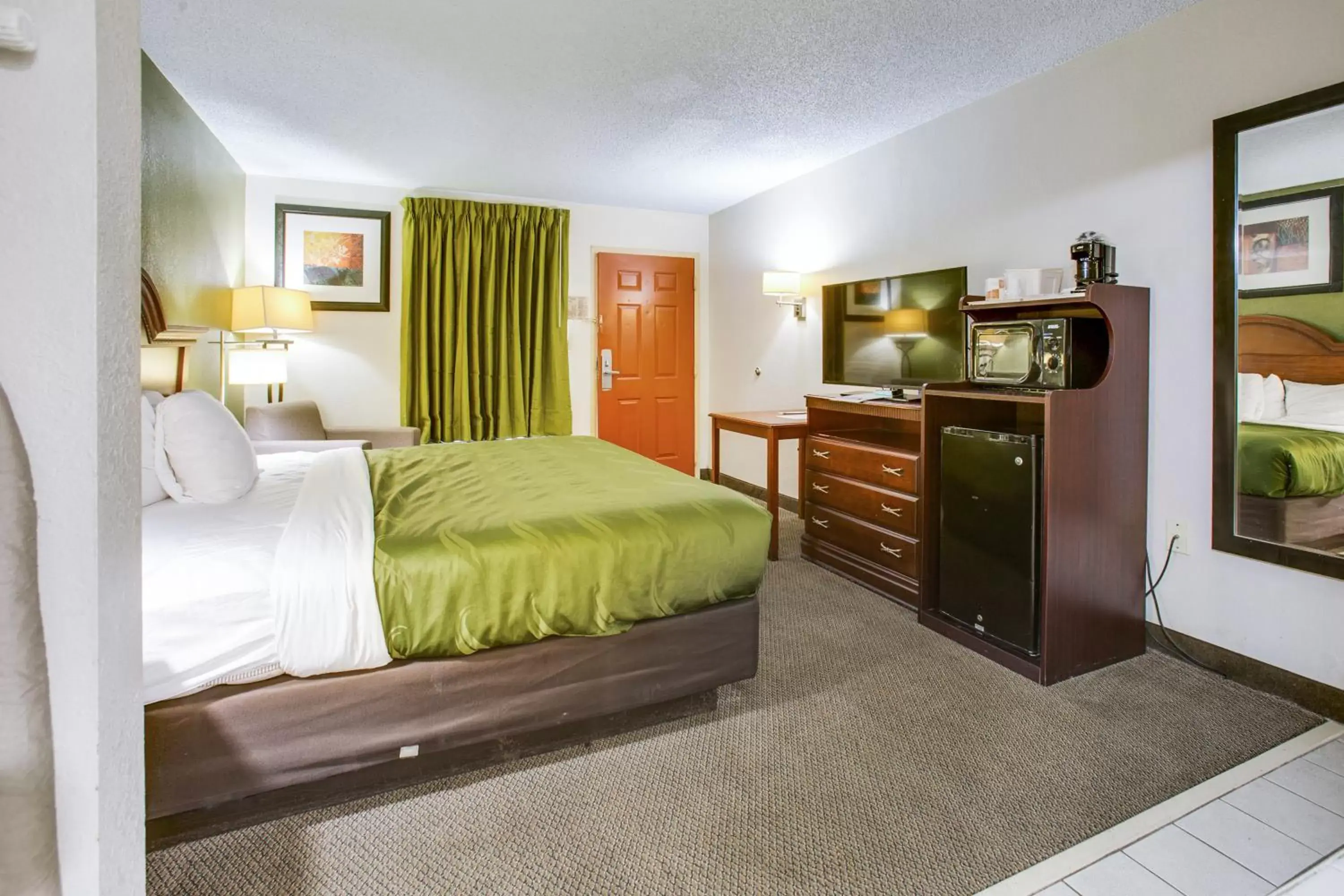 Bed, TV/Entertainment Center in Quality Inn Fort Campbell