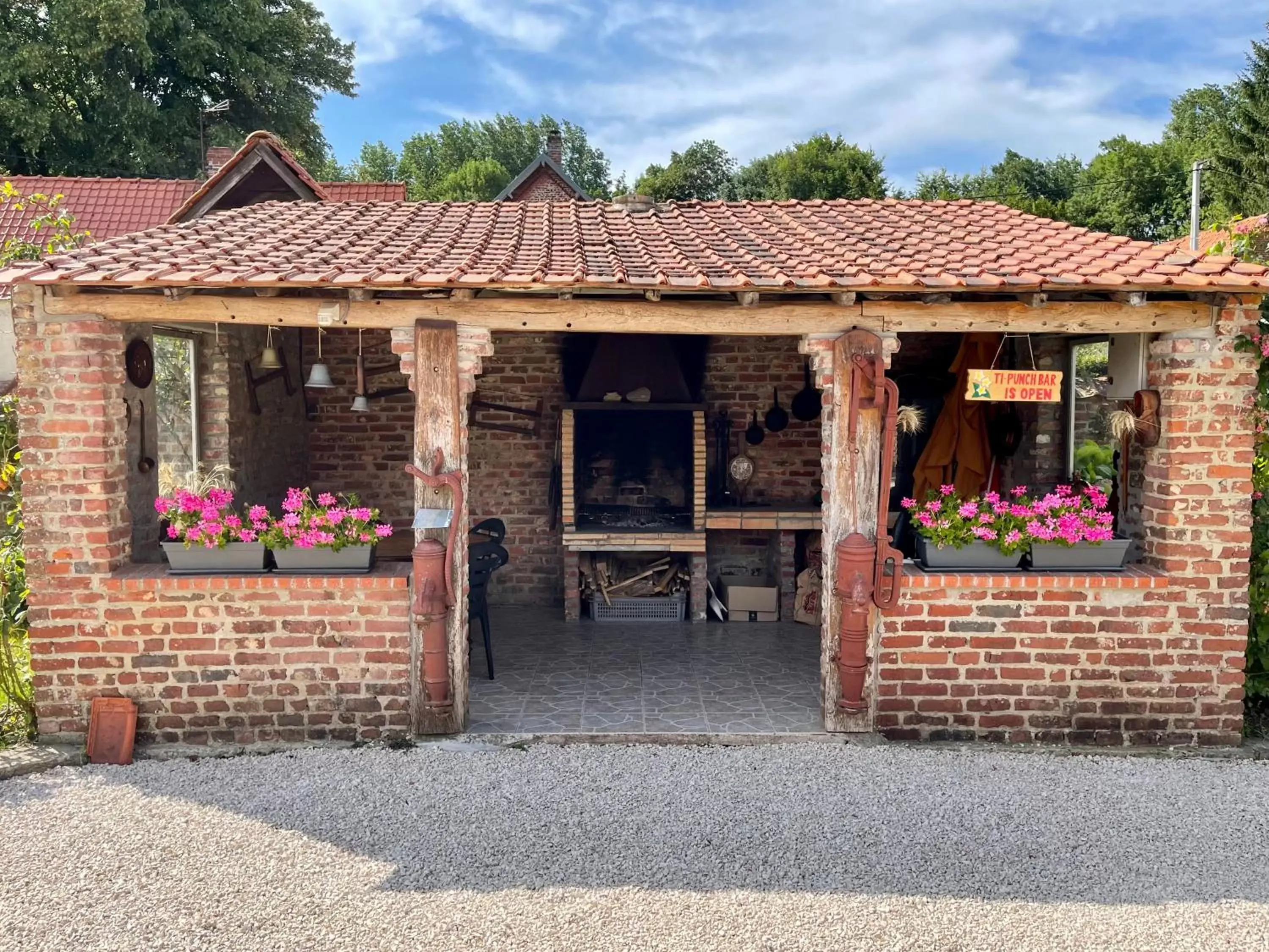 BBQ facilities in La Mésangeraie Gîte Chambres d'hôtes