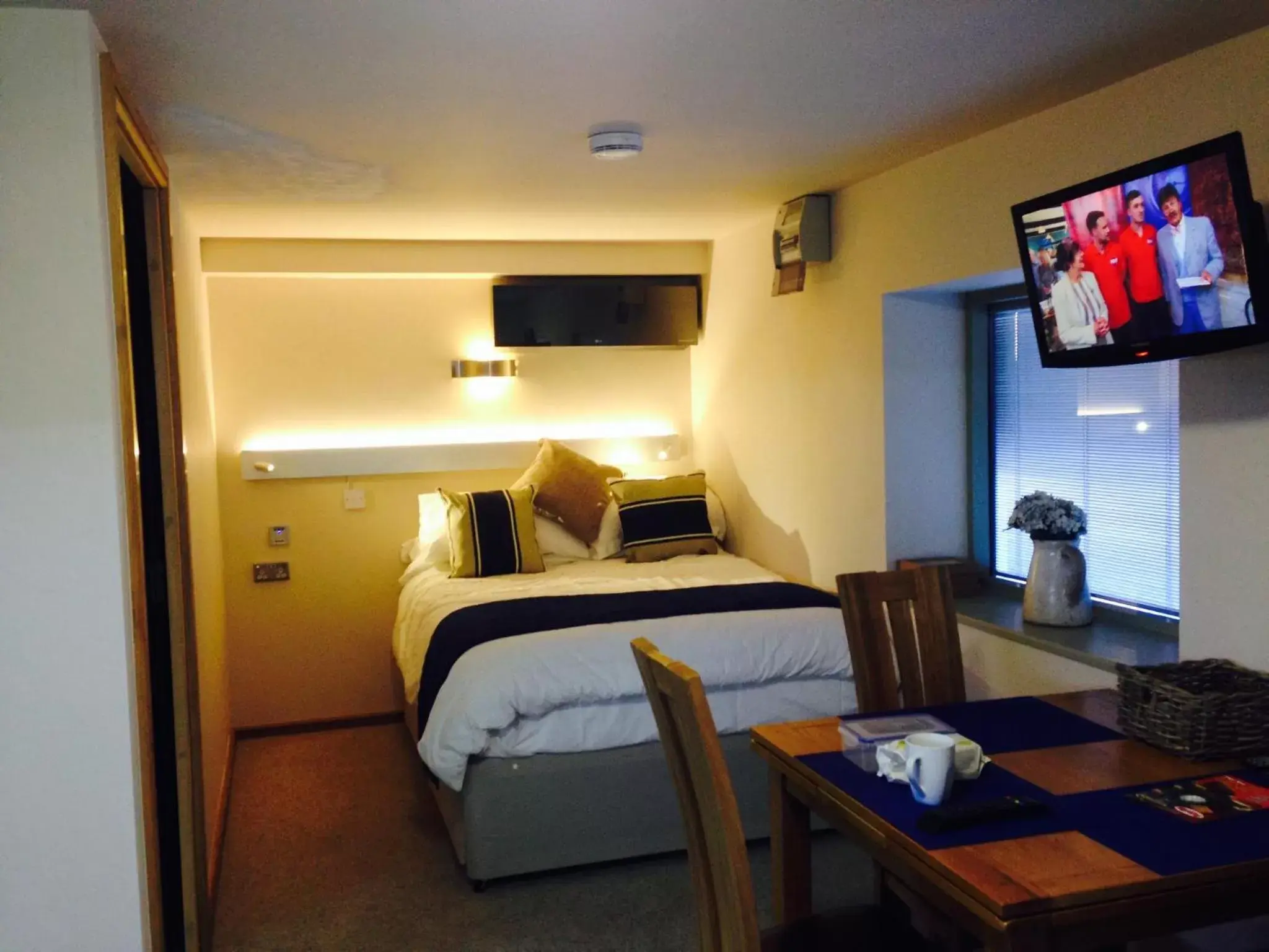 Photo of the whole room, TV/Entertainment Center in York Aparthotel