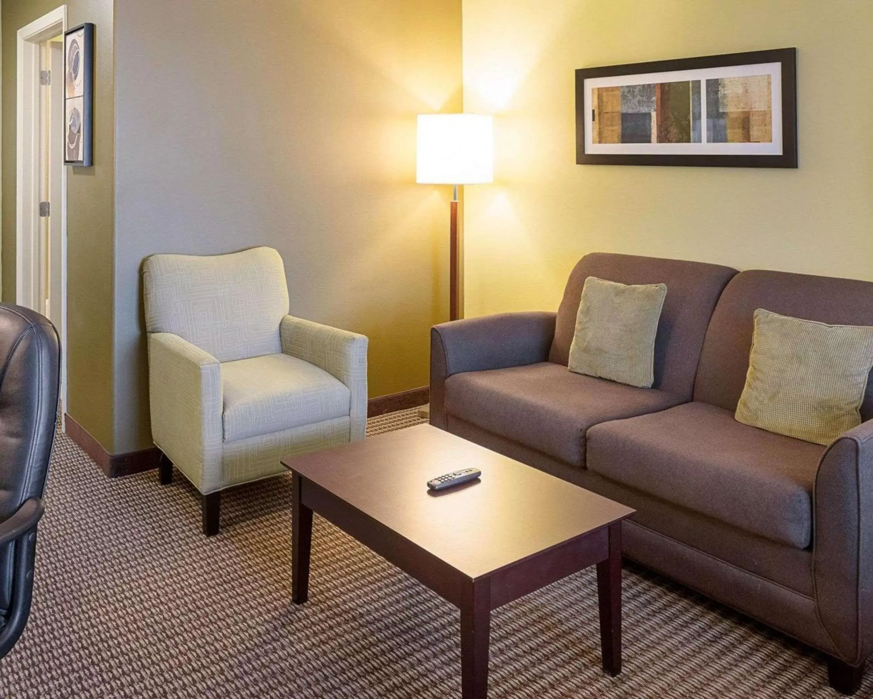 Photo of the whole room, Seating Area in Comfort Suites Harvey - New Orleans West Bank