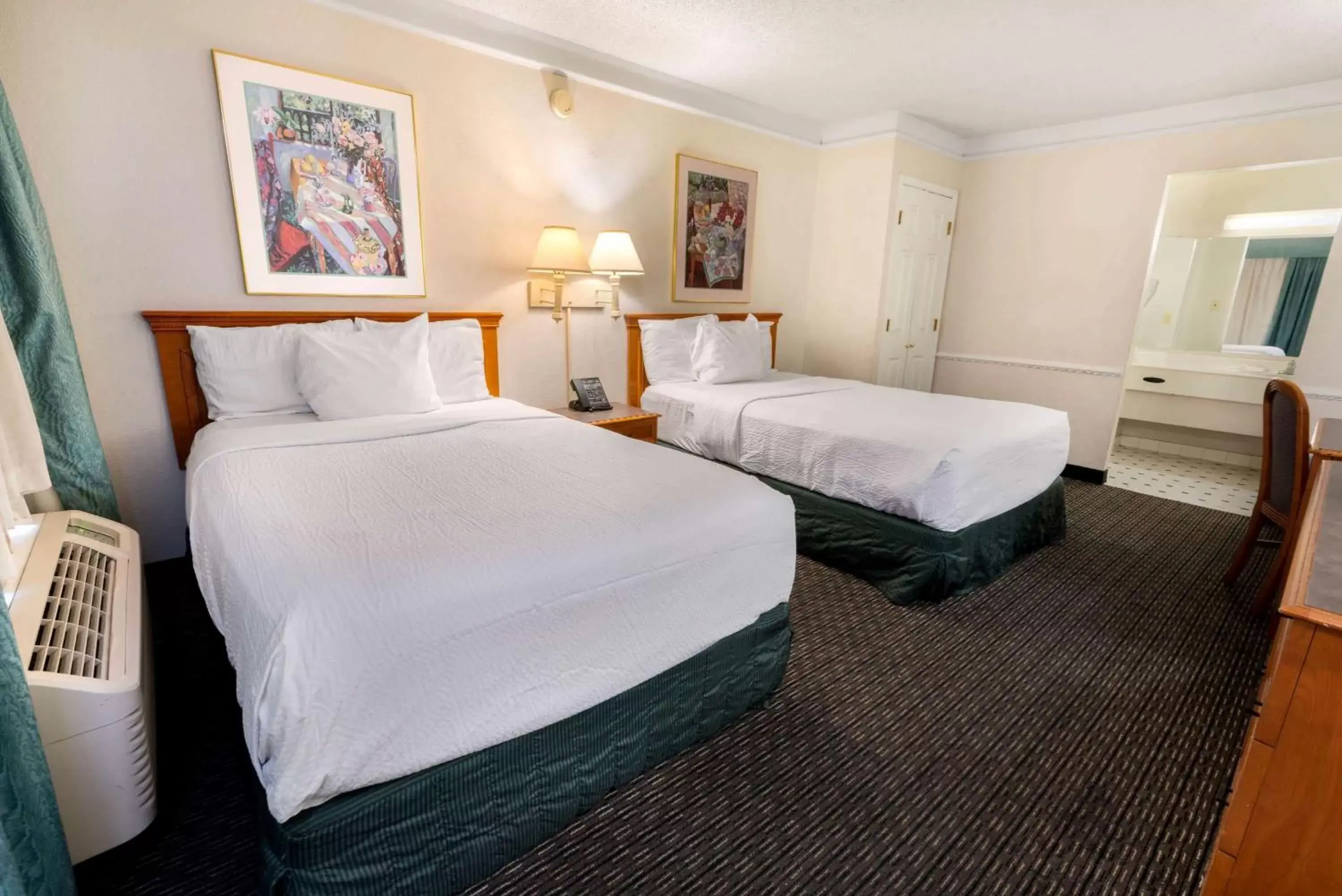 Photo of the whole room, Bed in La Quinta Inn by Wyndham Phoenix Thomas Road