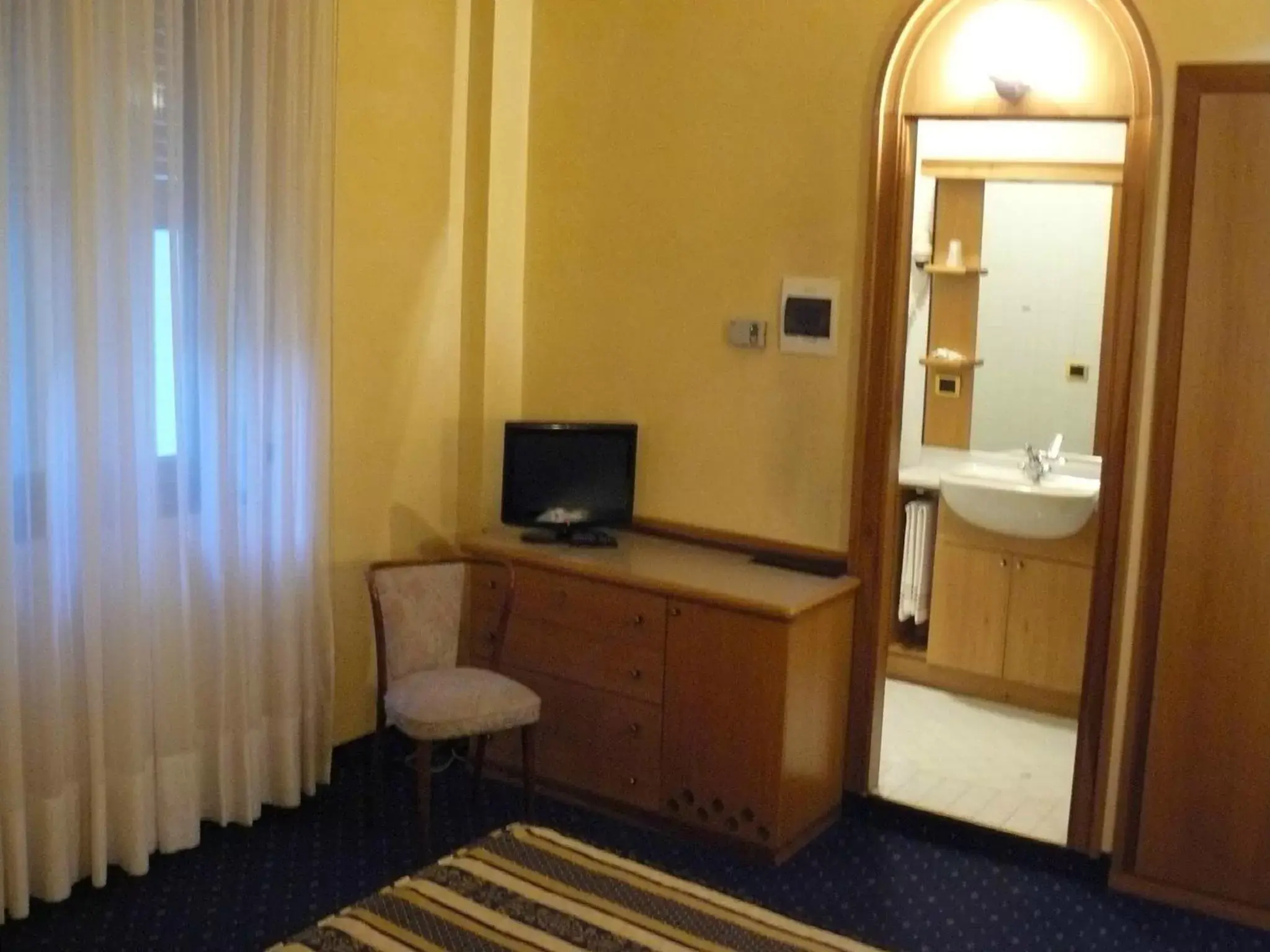 Bathroom, TV/Entertainment Center in Albergo Milano