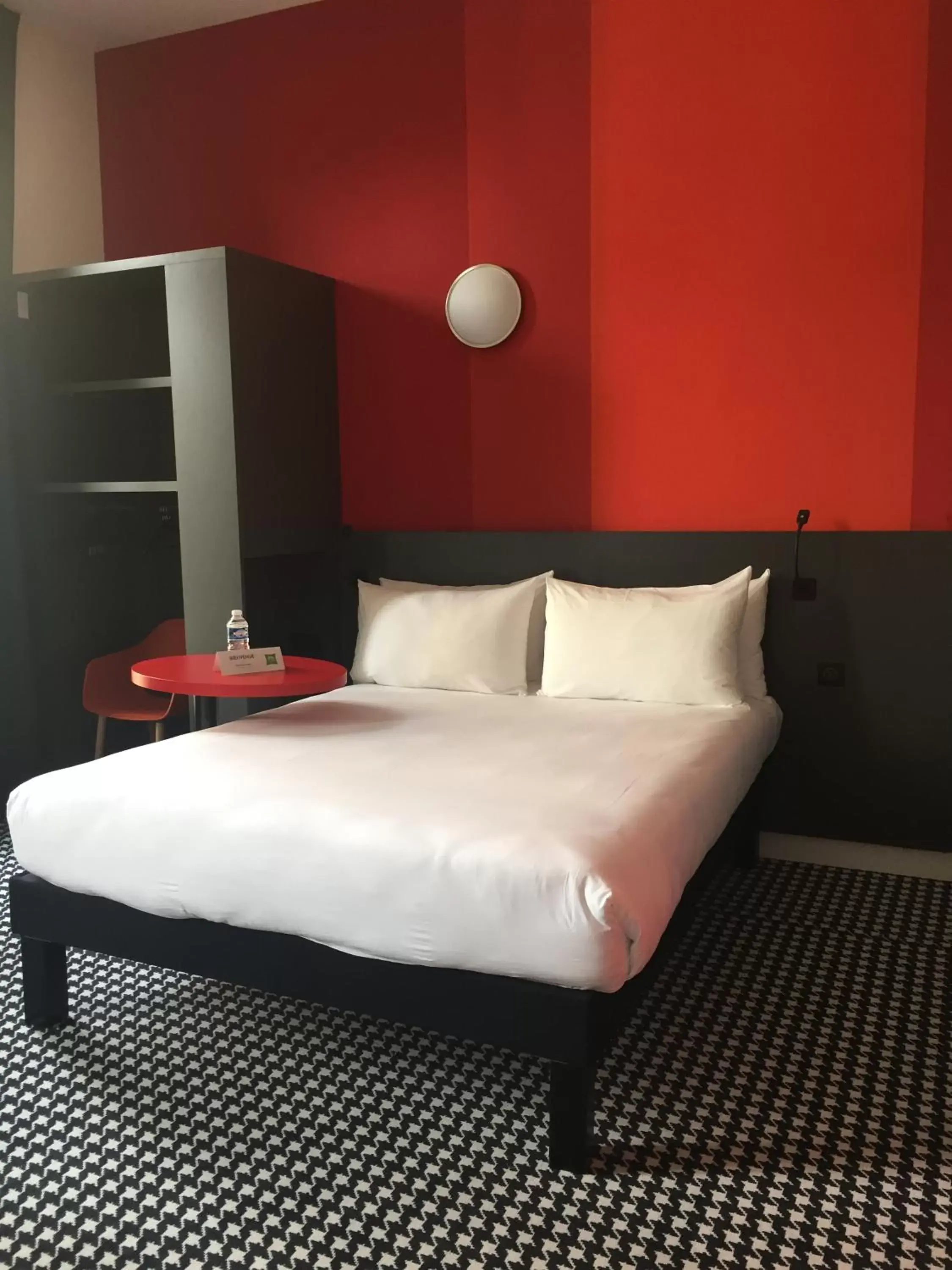 Photo of the whole room, Bed in ibis Styles Marseille Vieux Port