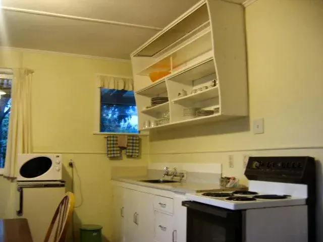 Kitchen or kitchenette, Kitchen/Kitchenette in Glow Worm Motel