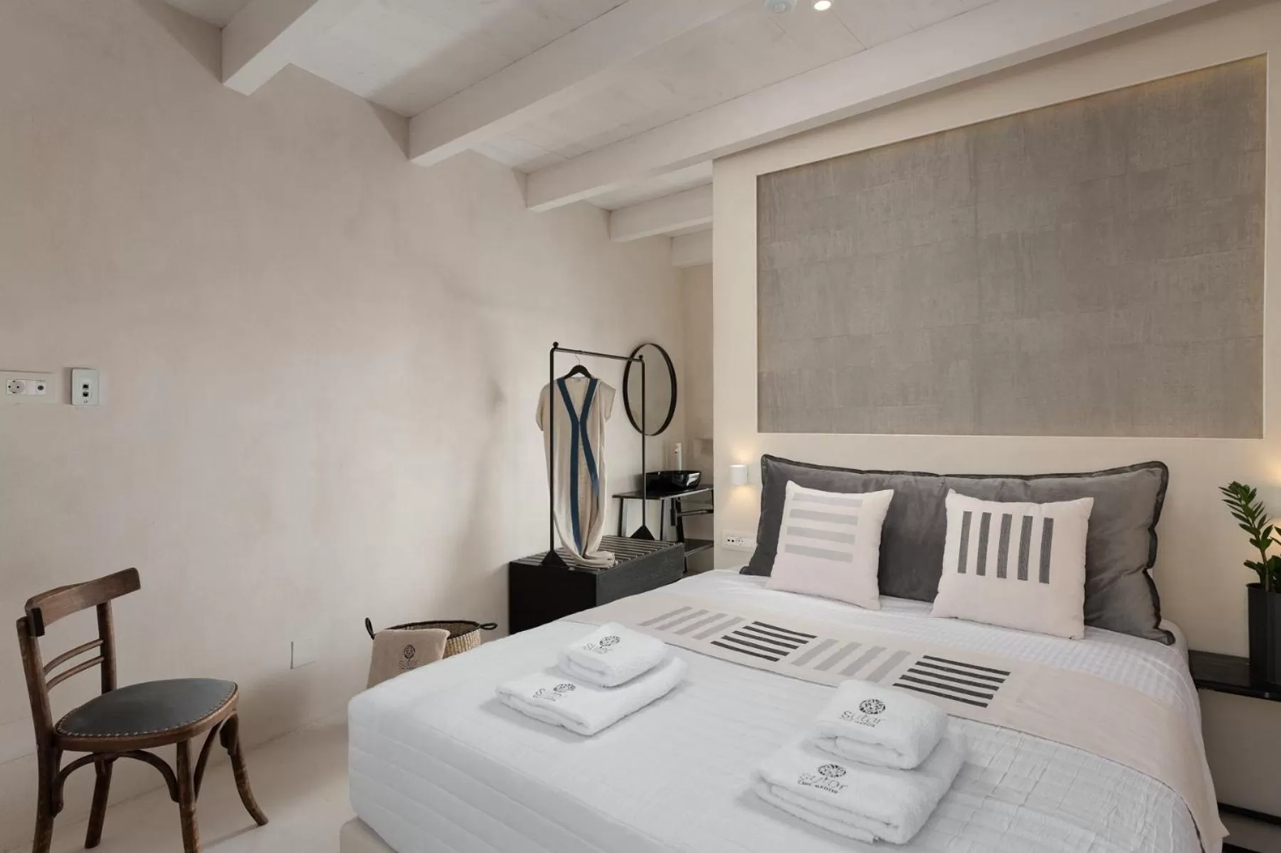 Photo of the whole room, Bed in Sutor Chic Manor hotel