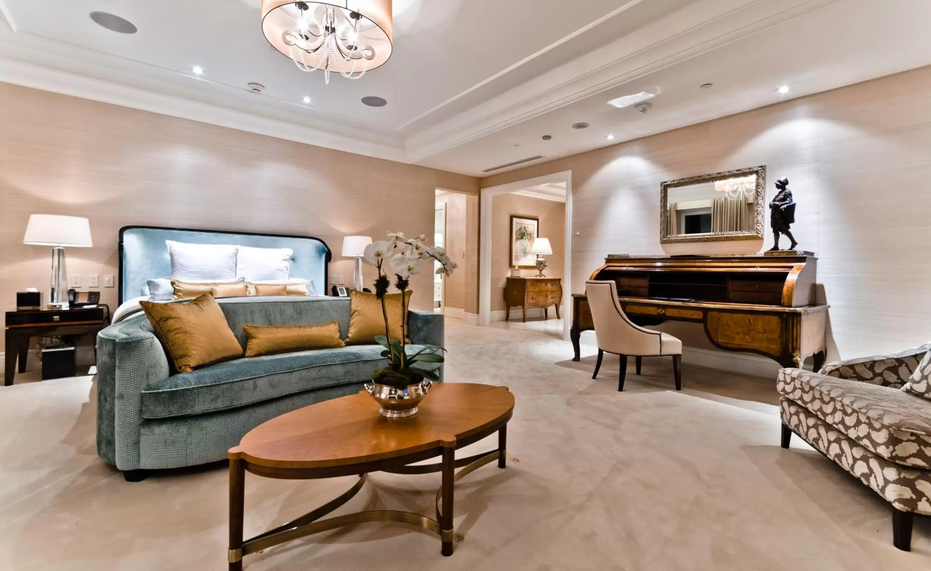 Bedroom, Seating Area in The Ritz-Carlton, Montreal