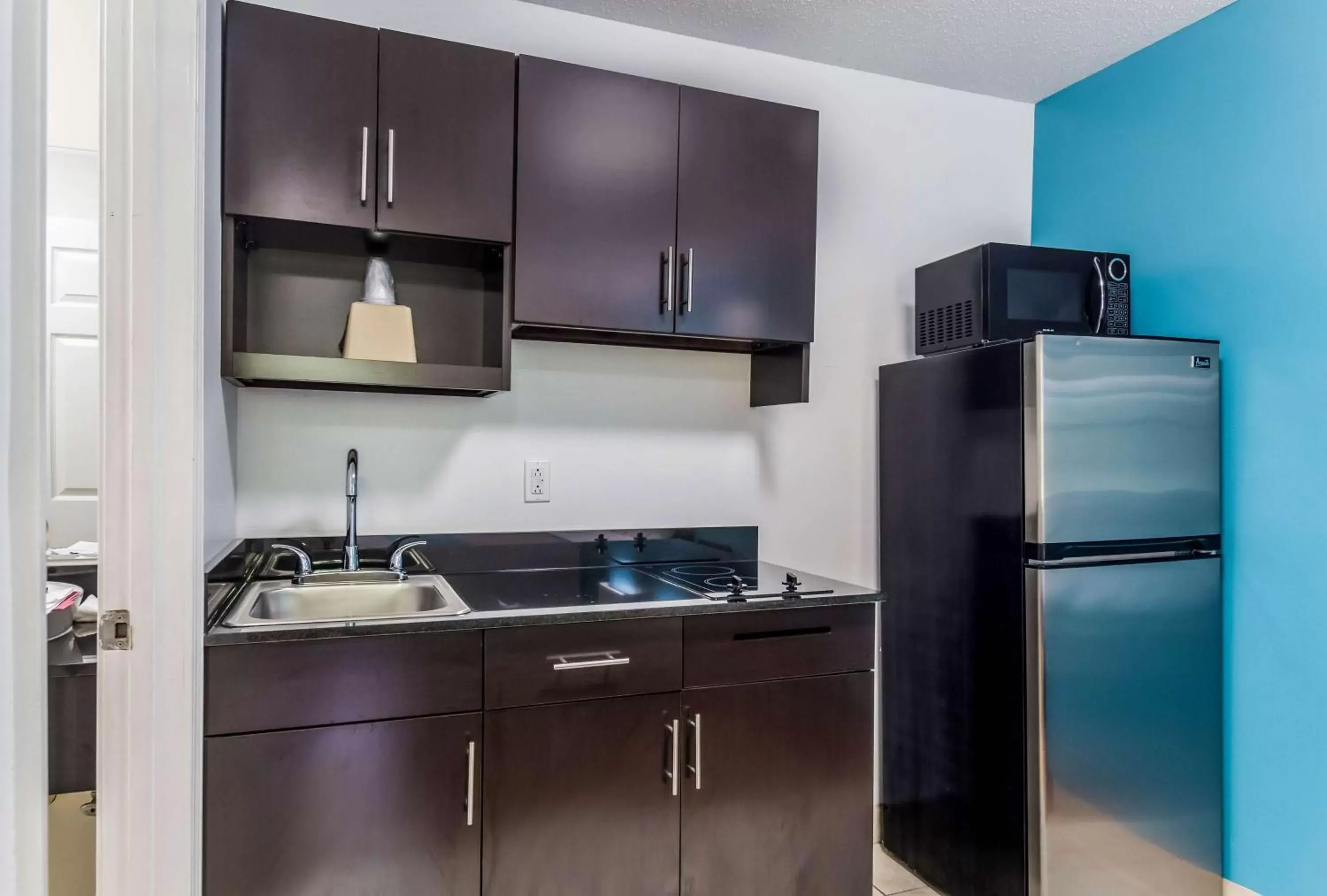 Kitchen or kitchenette, Kitchen/Kitchenette in Motel 6-Gulf Shores, AL