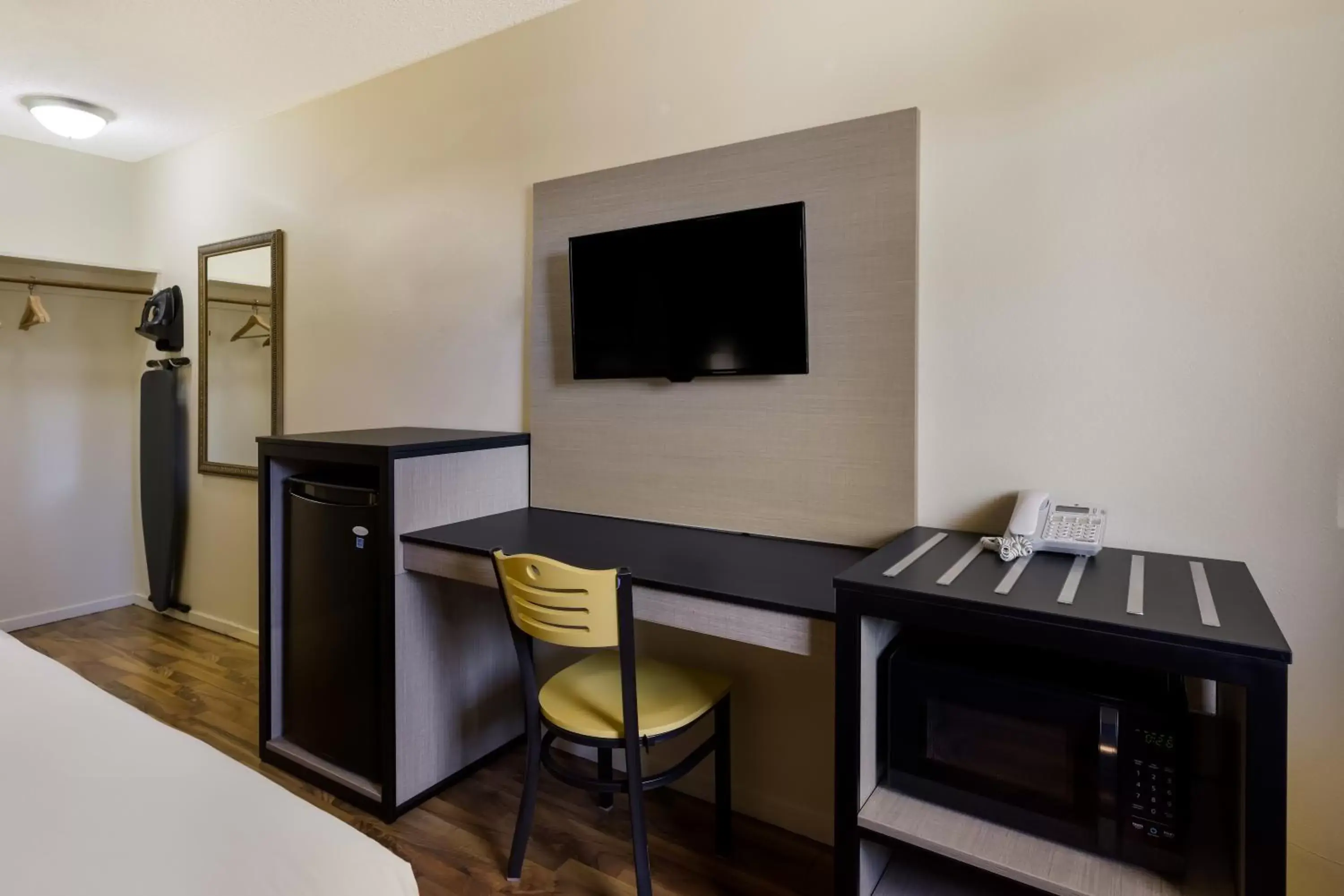 TV and multimedia, TV/Entertainment Center in Rodeway Inn Livermore