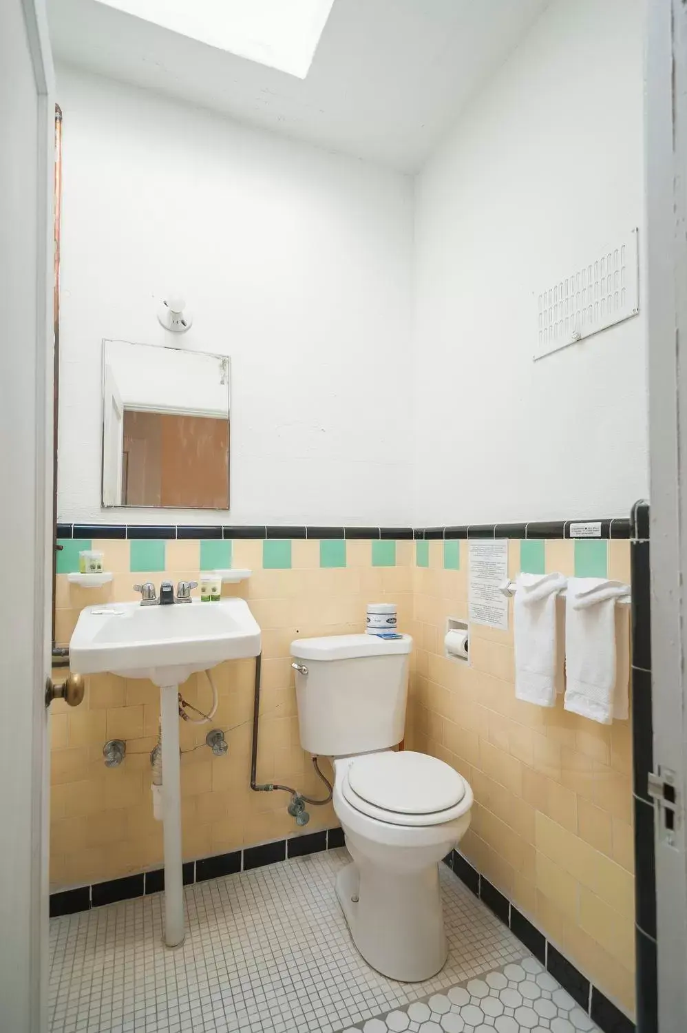 Bathroom in Amargosa Opera House & Hotel