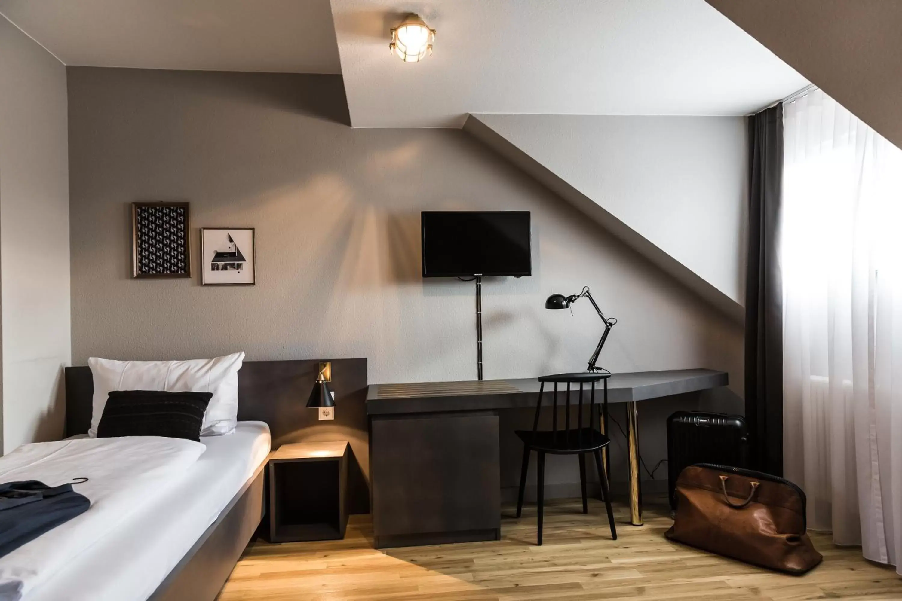 Bed, TV/Entertainment Center in Bold Hotel Frankfurt Messe