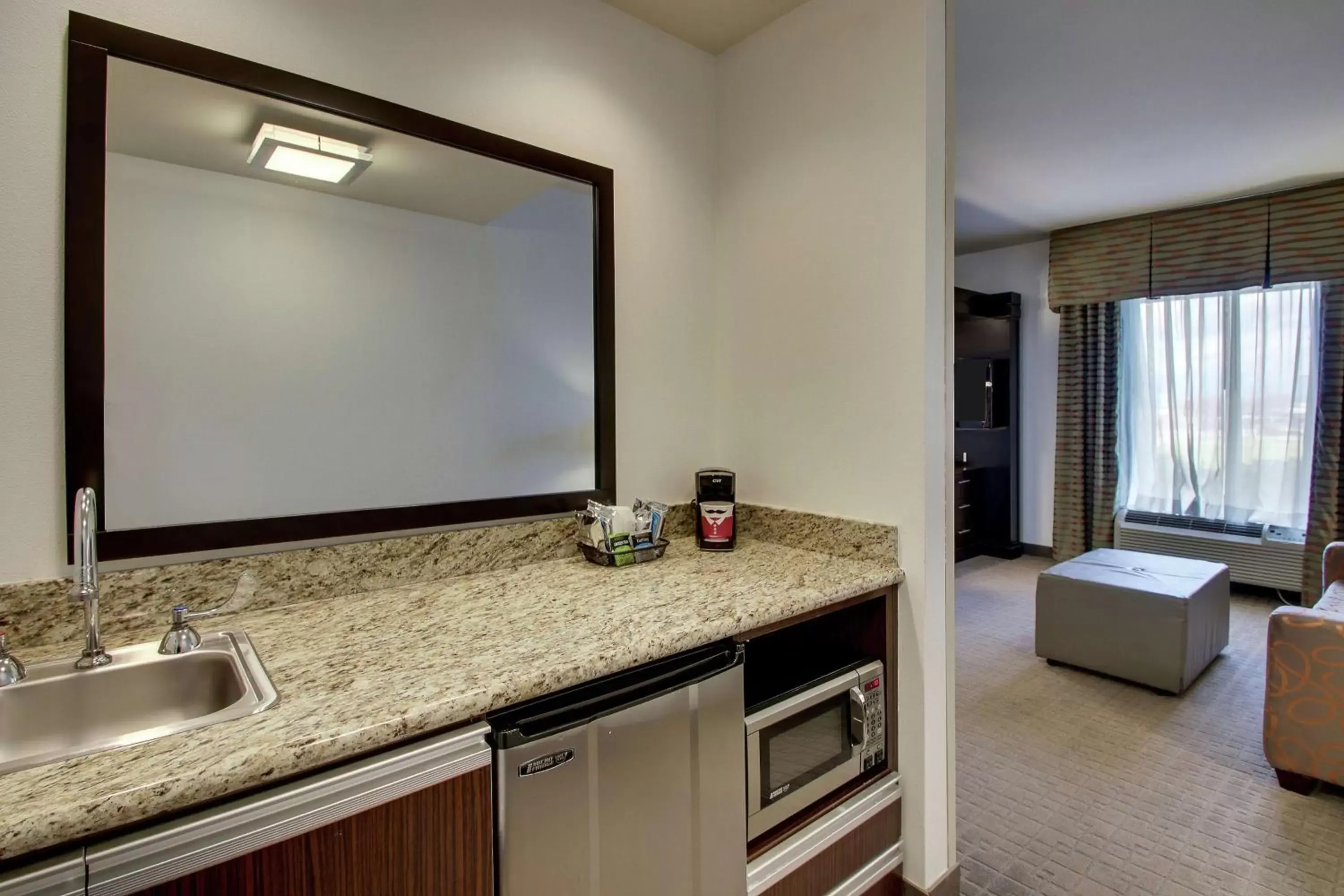 Bedroom, Kitchen/Kitchenette in Hampton Inn & Suites Shreveport