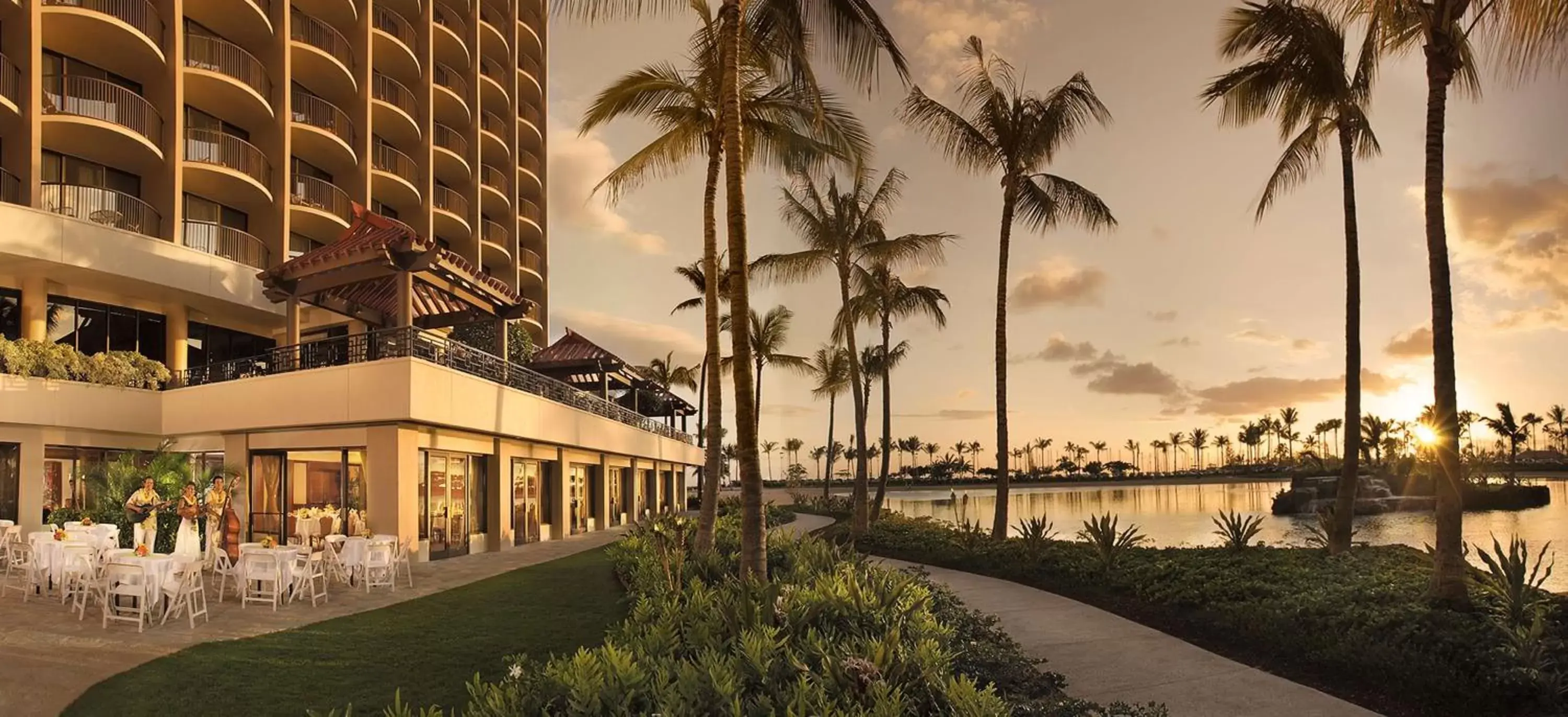 Property building in Hilton Hawaiian Village Waikiki Beach Resort