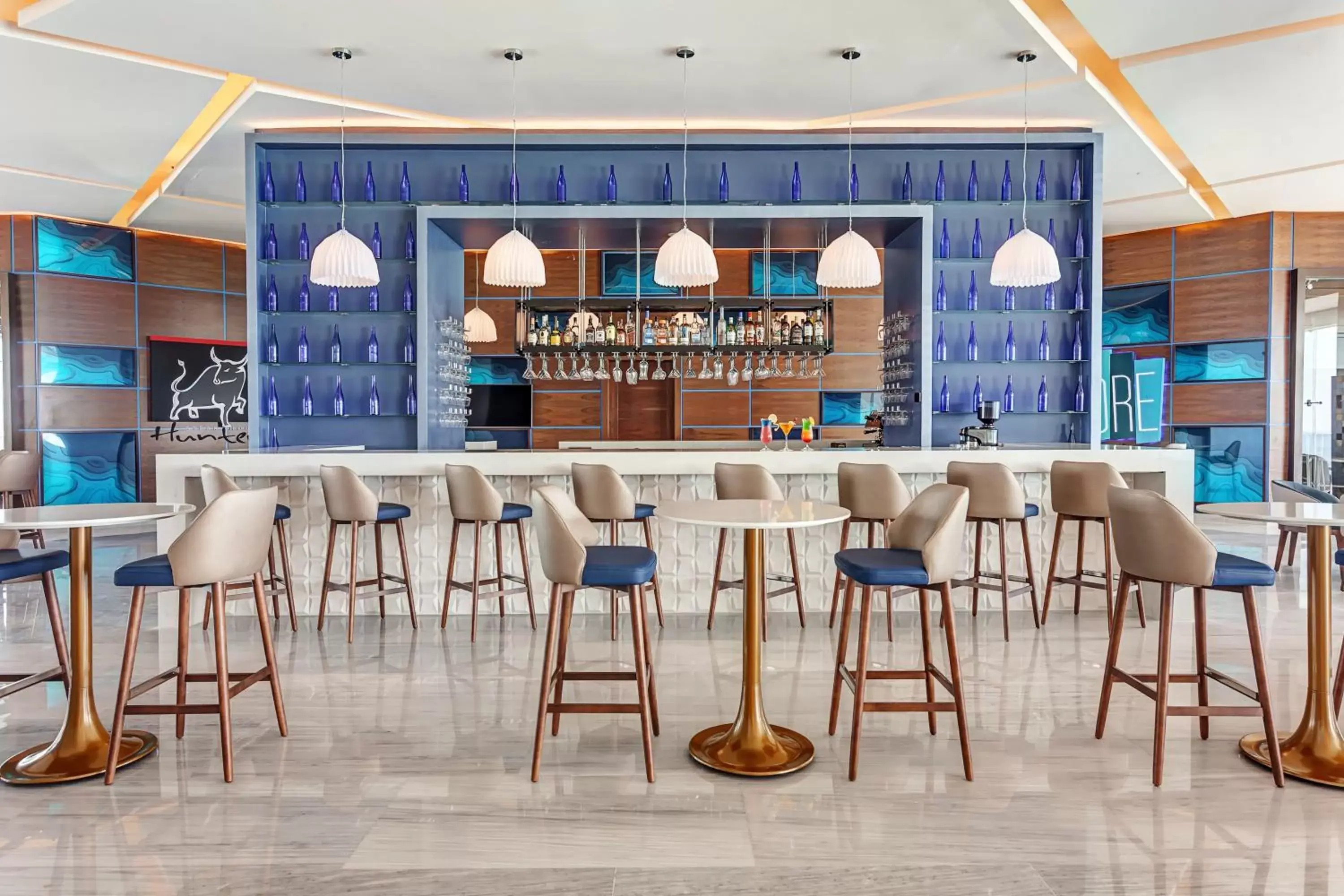 Lounge or bar, Lounge/Bar in Royalton CHIC Cancun, An Autograph Collection All-Inclusive Resort - Adults Only