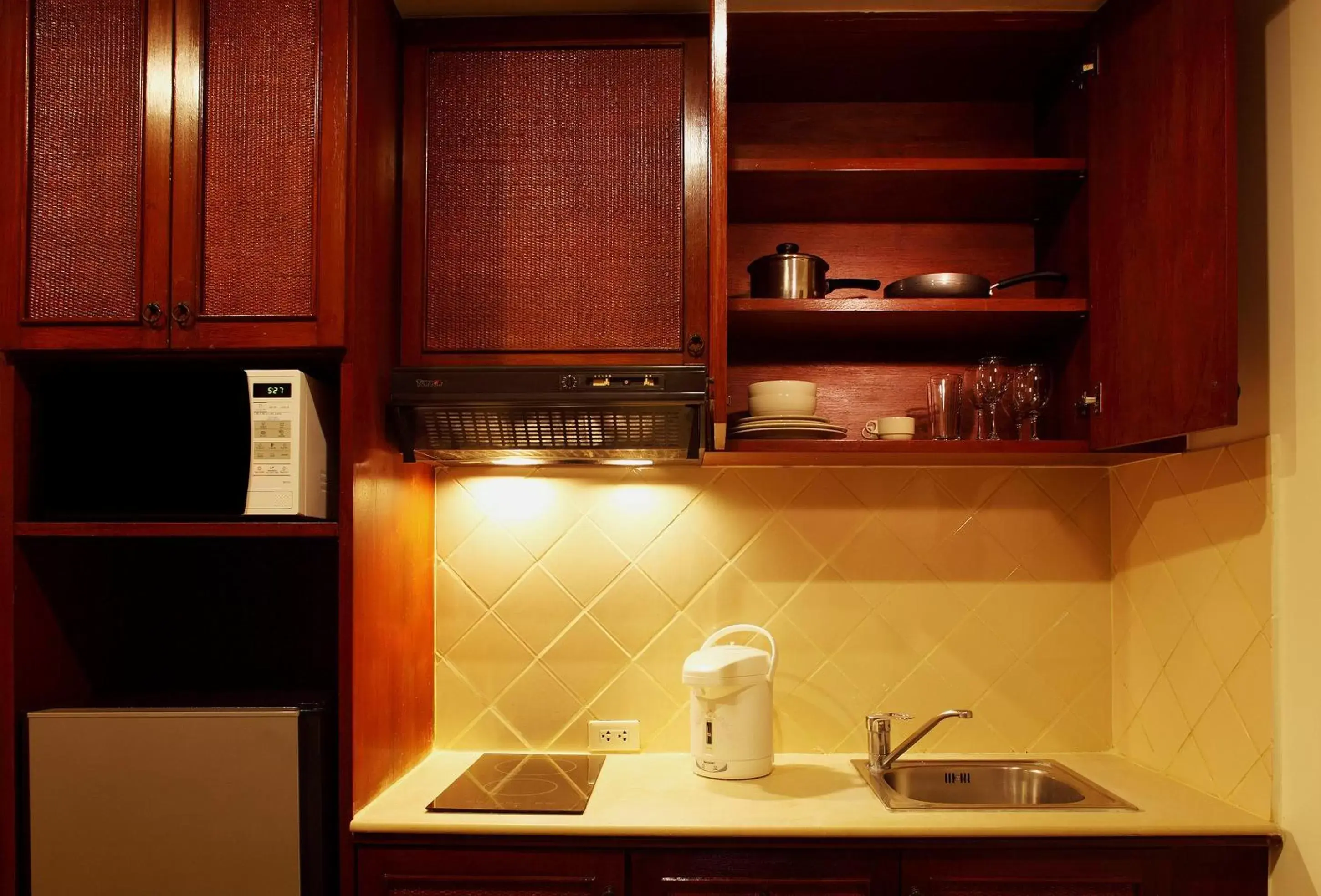 Kitchen or kitchenette, Kitchen/Kitchenette in Nova Park Hotel by Compass Hospitality