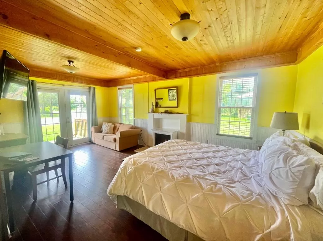 Bed in Alma Shore Lane Suites & Cottages