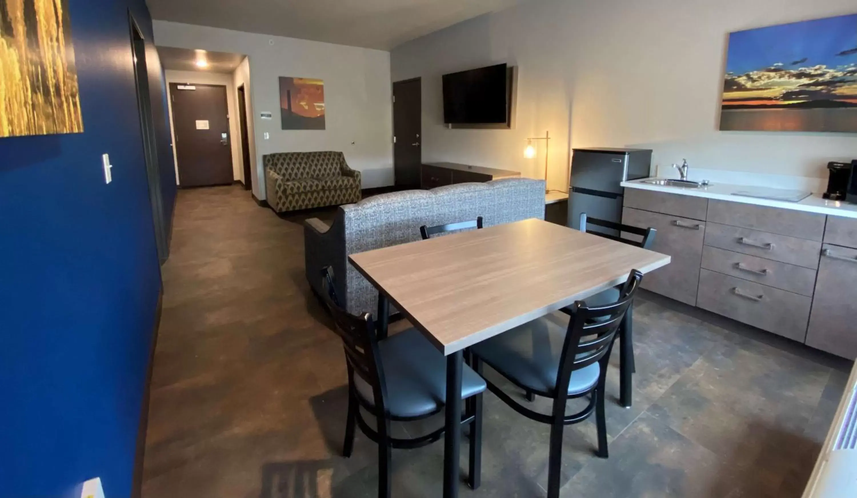 Kitchen or kitchenette, Dining Area in The Forge Hotel BW Signature Collection