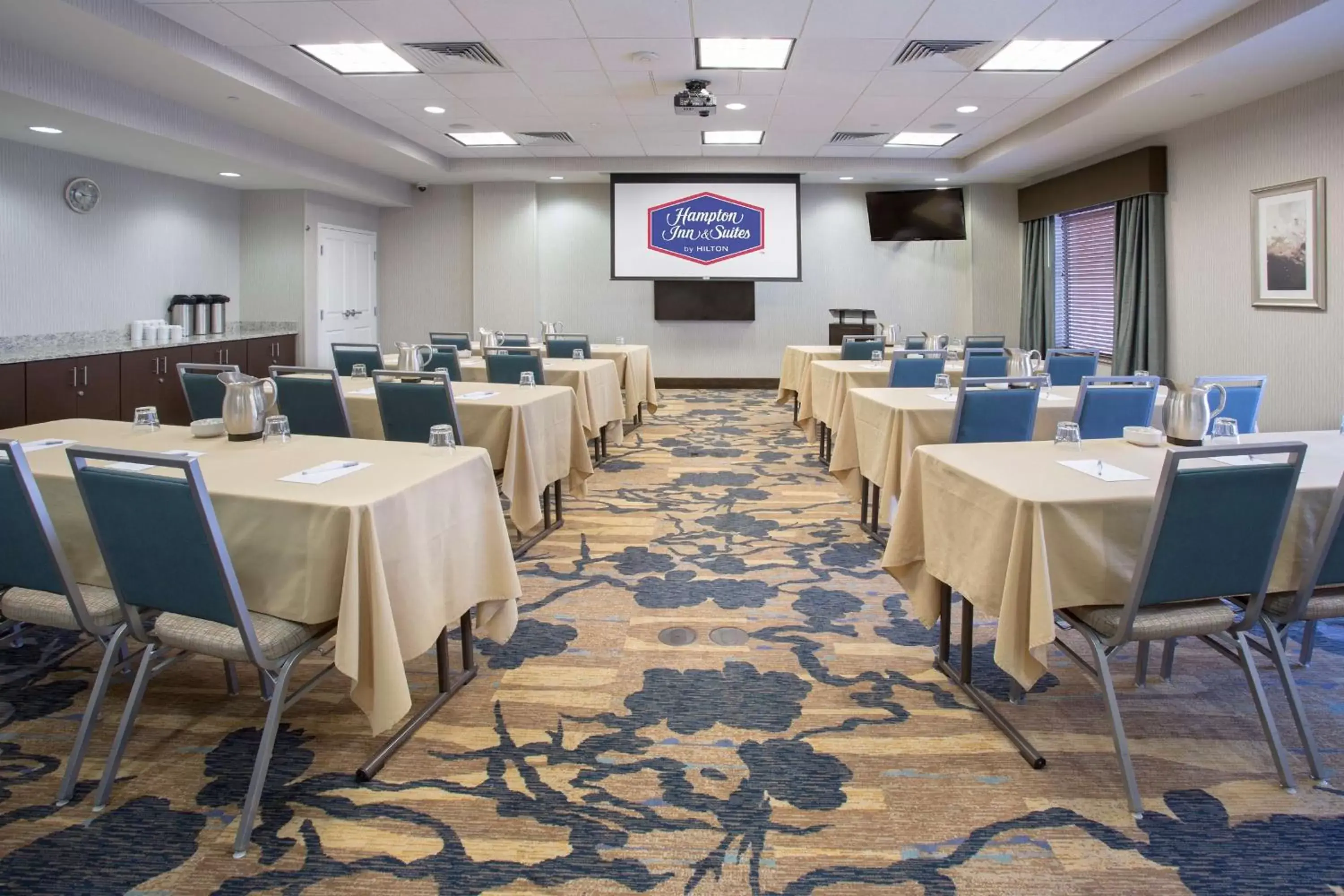 Meeting/conference room in Hampton Inn & Suites Denver Airport / Gateway Park