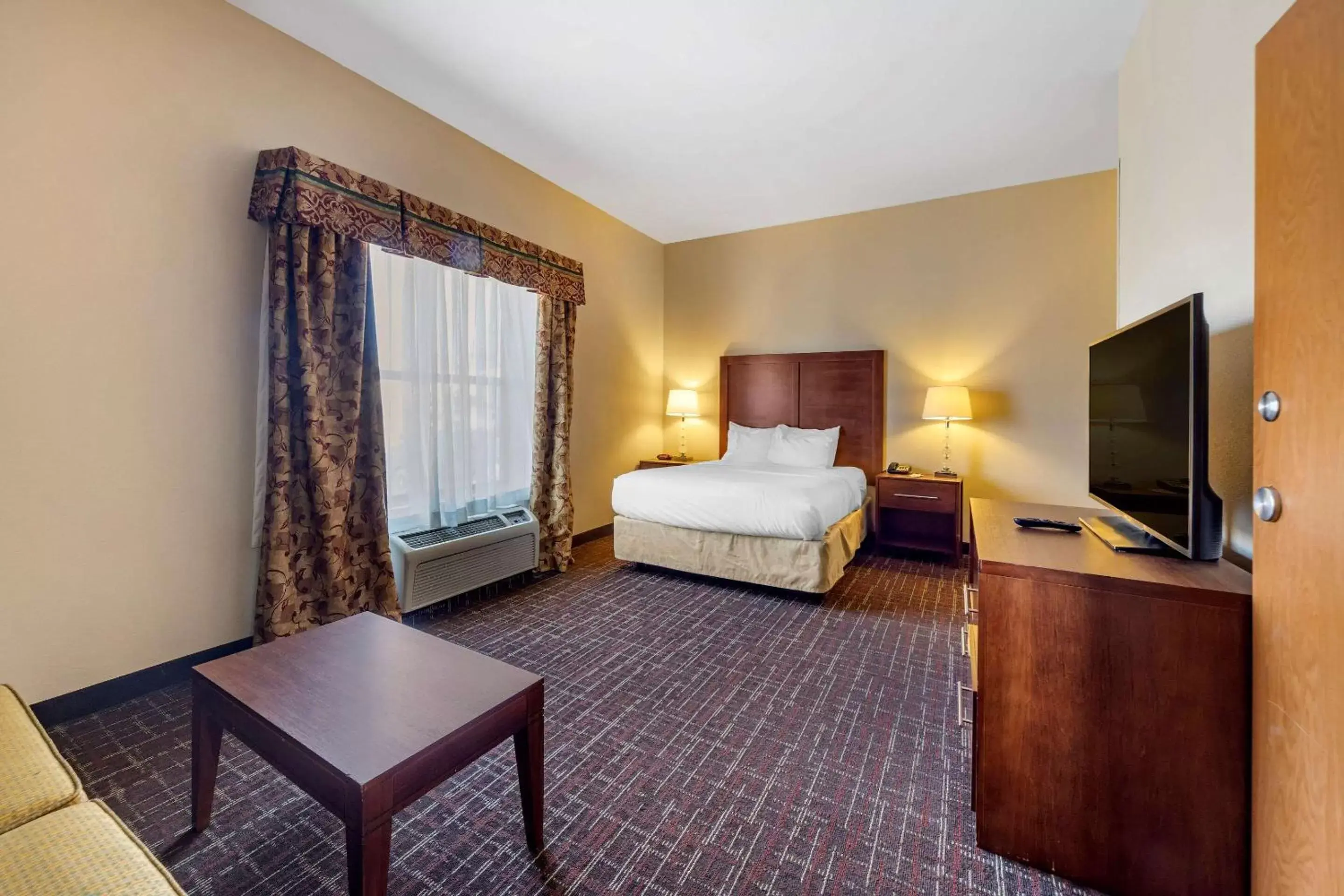 Photo of the whole room, TV/Entertainment Center in Comfort Inn & Suites Shawnee North near I-40