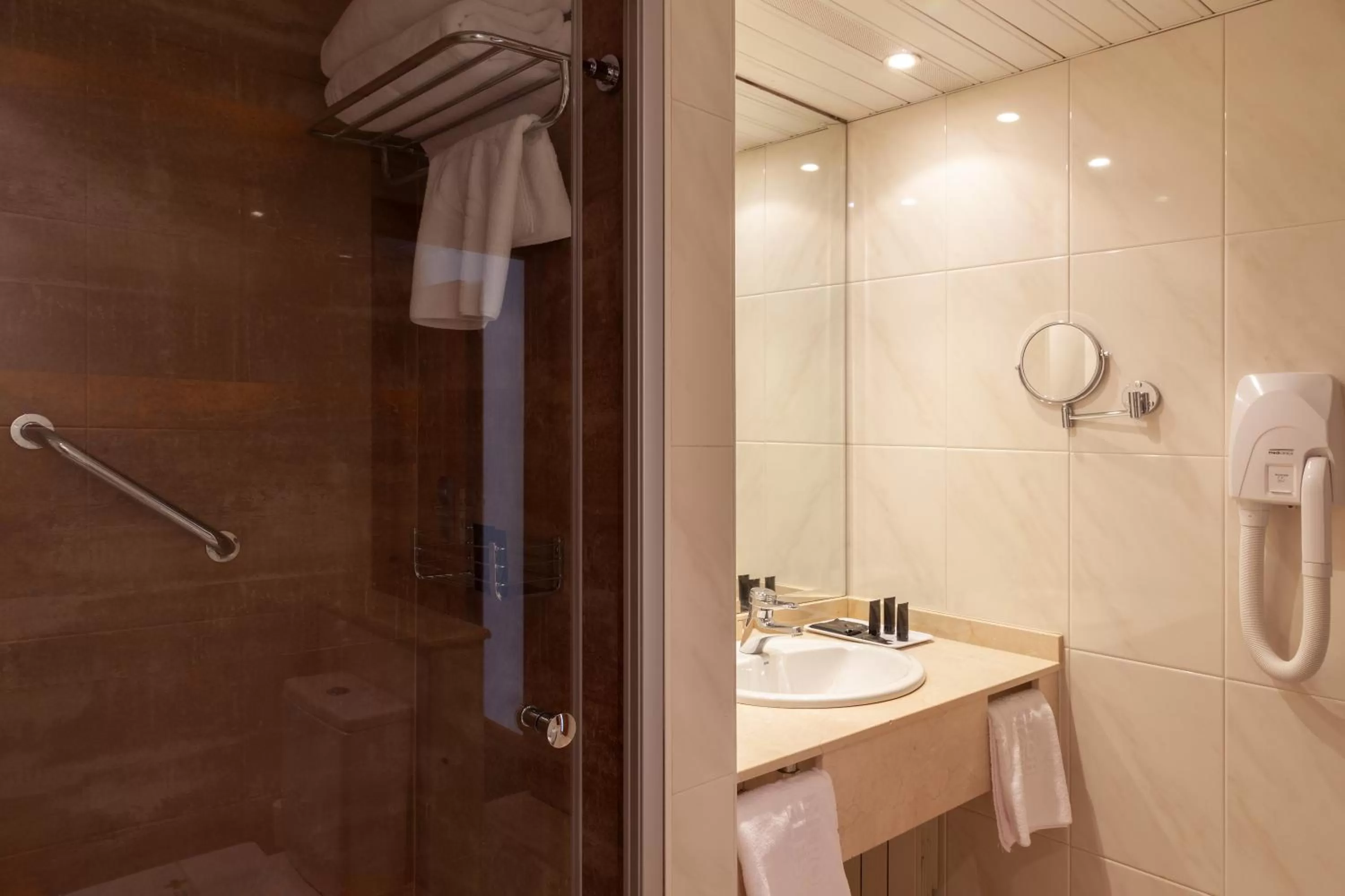 Bathroom in Hotel Hoyuela