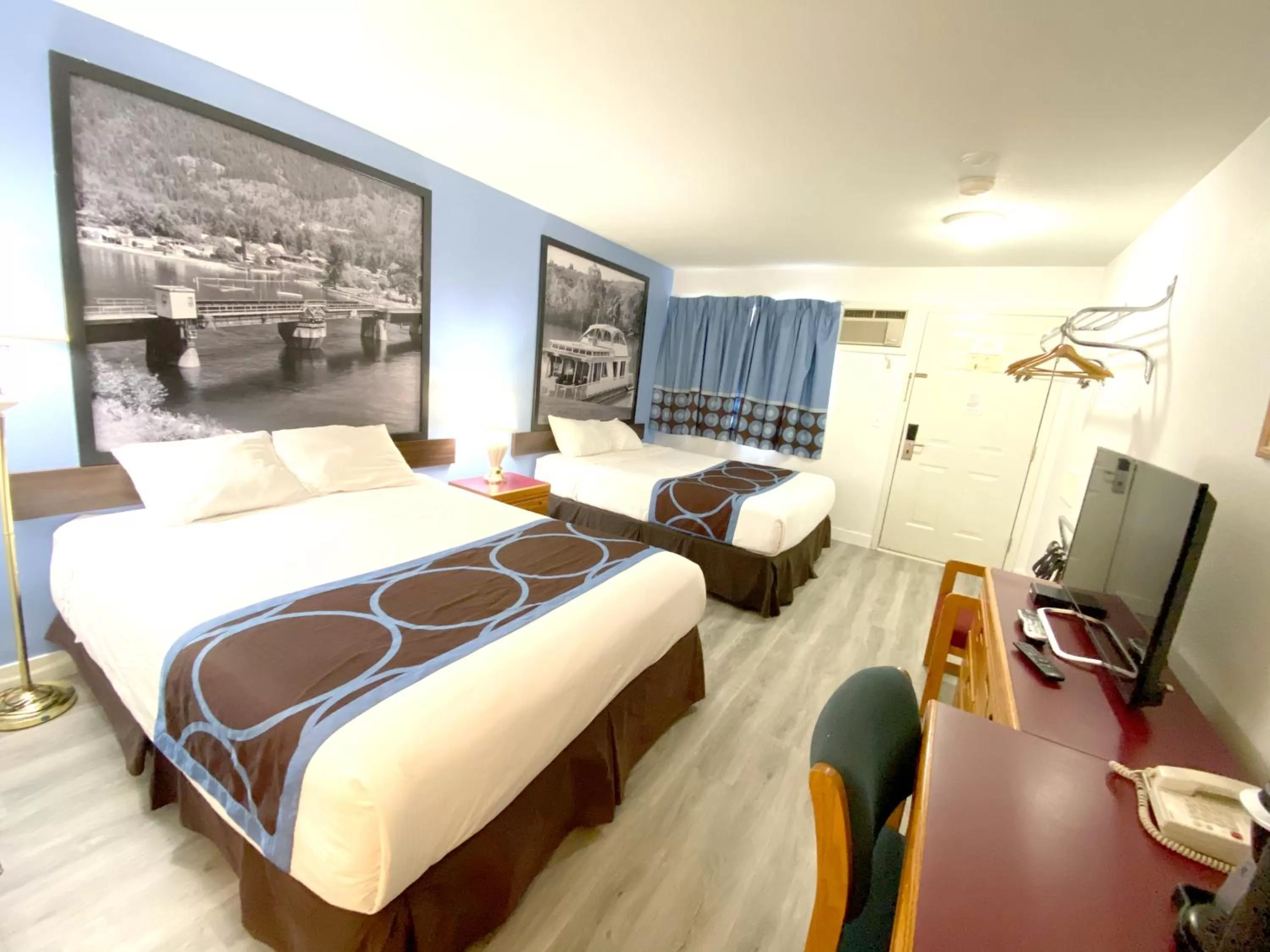 Bed in Super 8 by Wyndham Sicamous